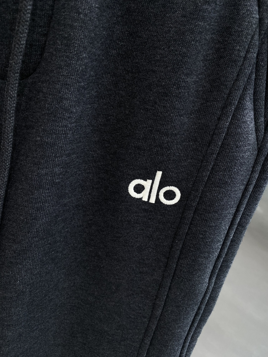 《𝙉𝙚𝙬🤍🖤alo家》2025秋冬新款休闲裤！官网同步发售。品牌经典LOGO休闲裤 ，舒适度极好，手触感