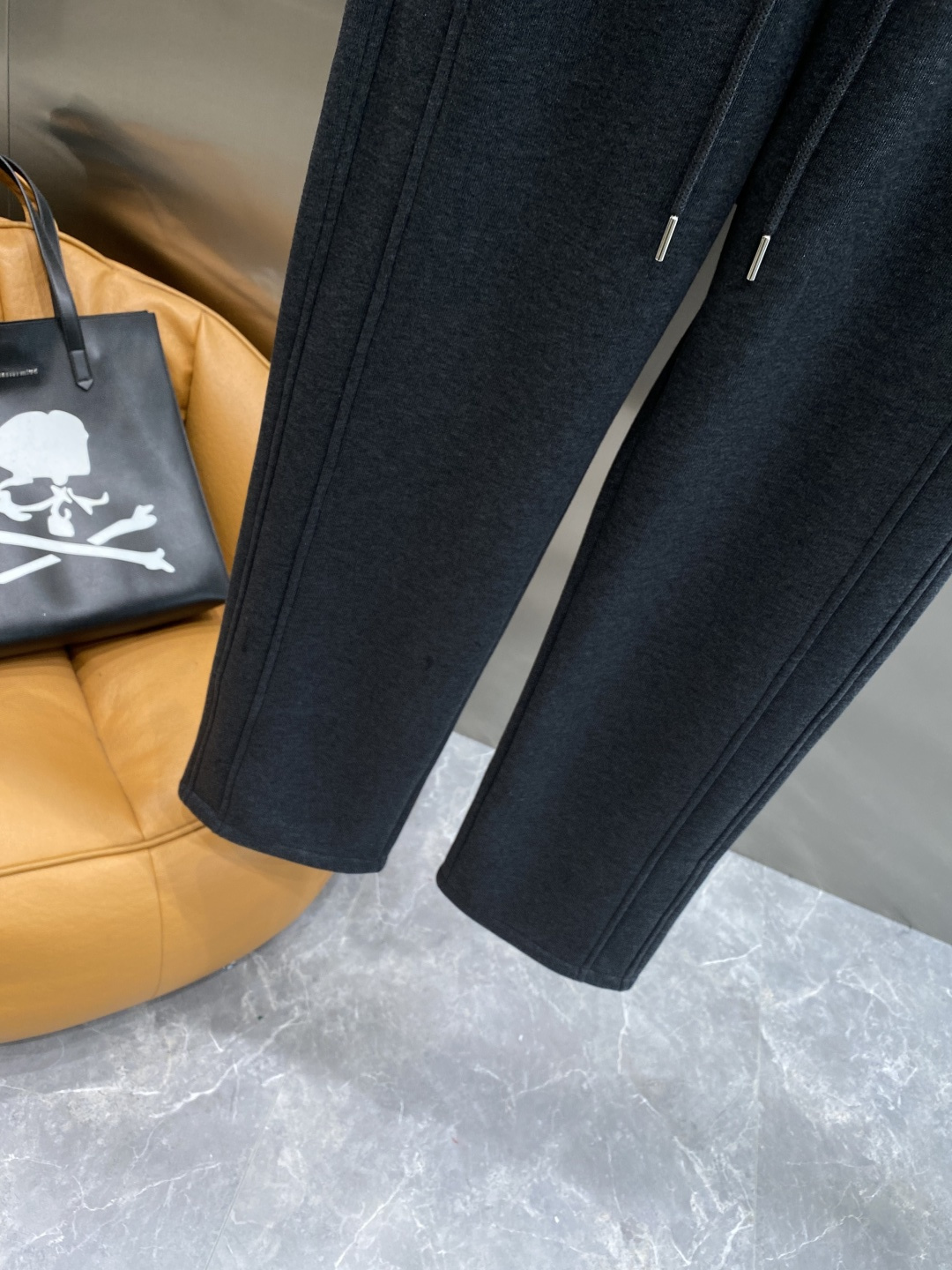《𝙉𝙚𝙬🤍🖤alo家》2025秋冬新款休闲裤！官网同步发售。品牌经典LOGO休闲裤 ，舒适度极好，手触感