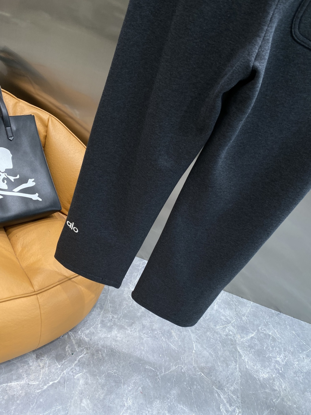 《𝙉𝙚𝙬🤍🖤alo家》2025秋冬新款休闲裤！官网同步发售。品牌经典LOGO休闲裤 ，舒适度极好，手触感