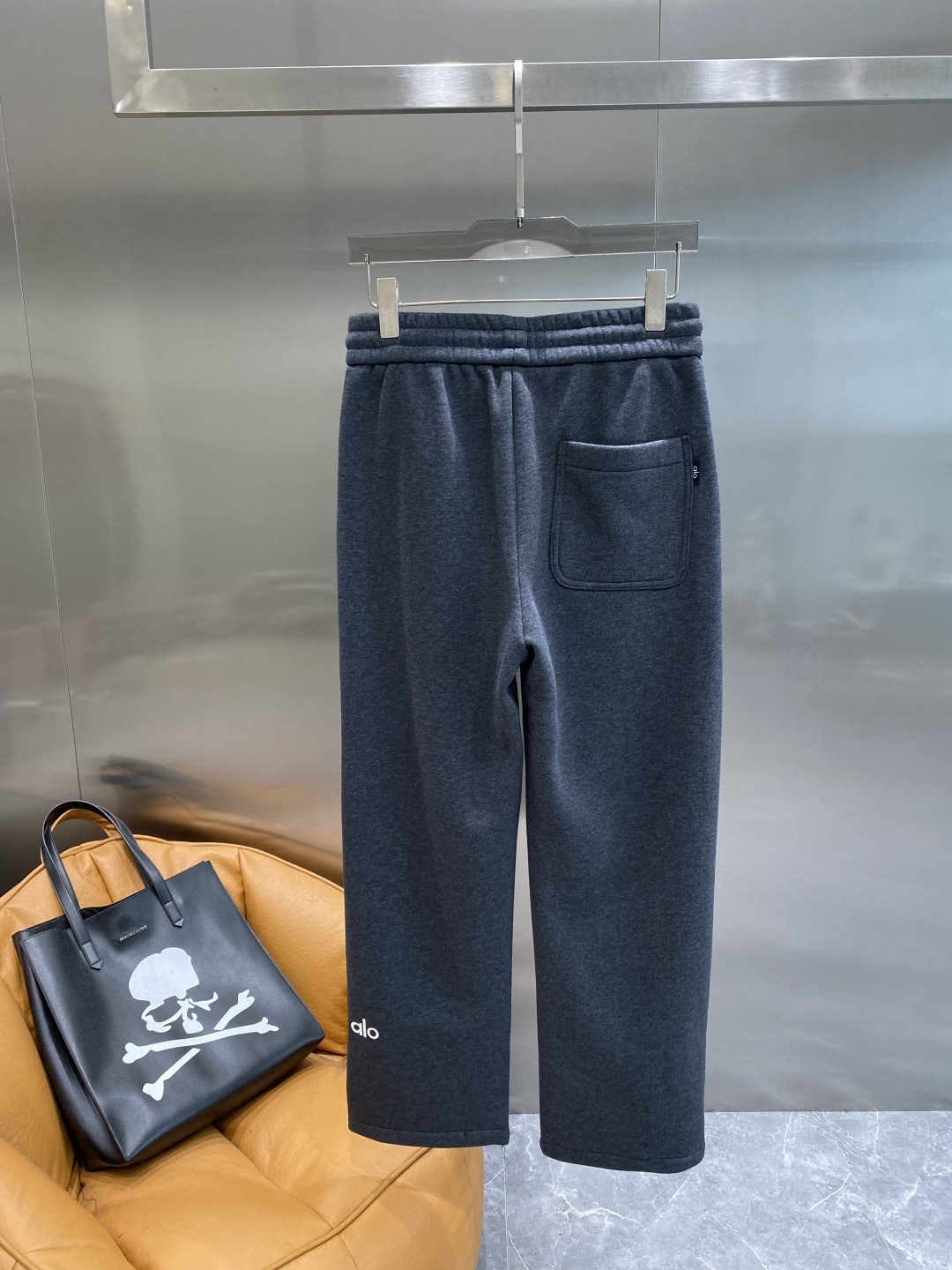 《𝙉𝙚𝙬🤍🖤alo家》2025秋冬新款休闲裤！官网同步发售。品牌经典LOGO休闲裤 ，舒适度极好，手触感
