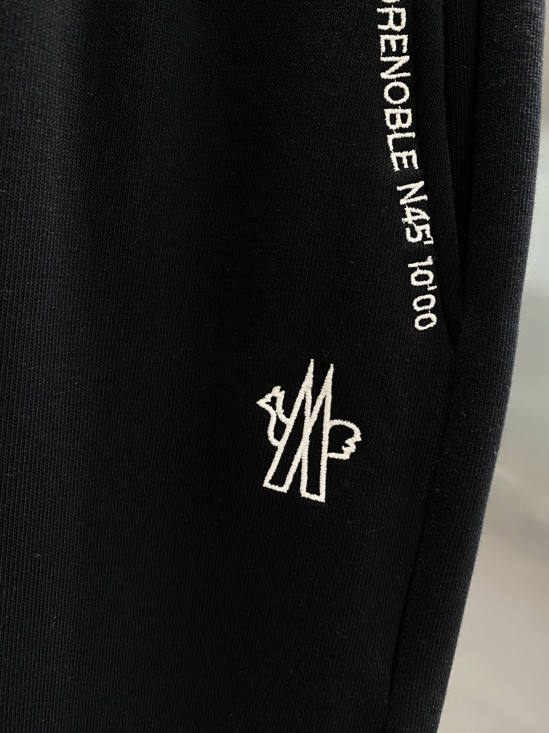 《𝙉𝙚𝙬🤍🖤蒙家》2025秋冬新款休闲裤！官网同步发售。品牌经典LOGO休闲裤 ，舒适度极好，手触感强烈
