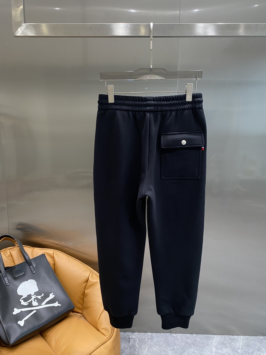 《𝙉𝙚𝙬🤍🖤蒙家》2025秋冬新款休闲裤！官网同步发售。品牌经典LOGO休闲裤 ，舒适度极好，手触感强烈