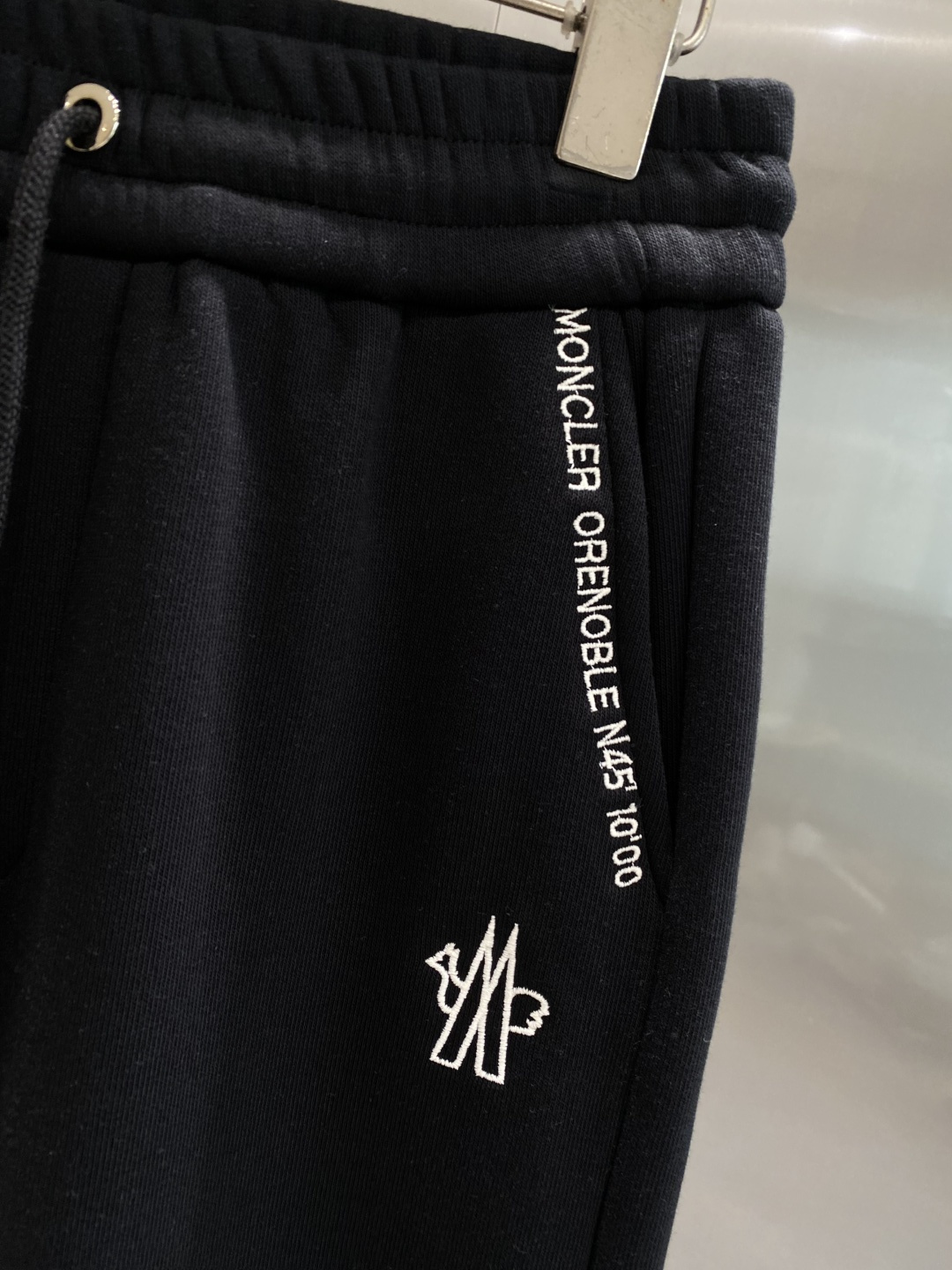 《𝙉𝙚𝙬🤍🖤蒙家》2025秋冬新款休闲裤！官网同步发售。品牌经典LOGO休闲裤 ，舒适度极好，手触感强烈