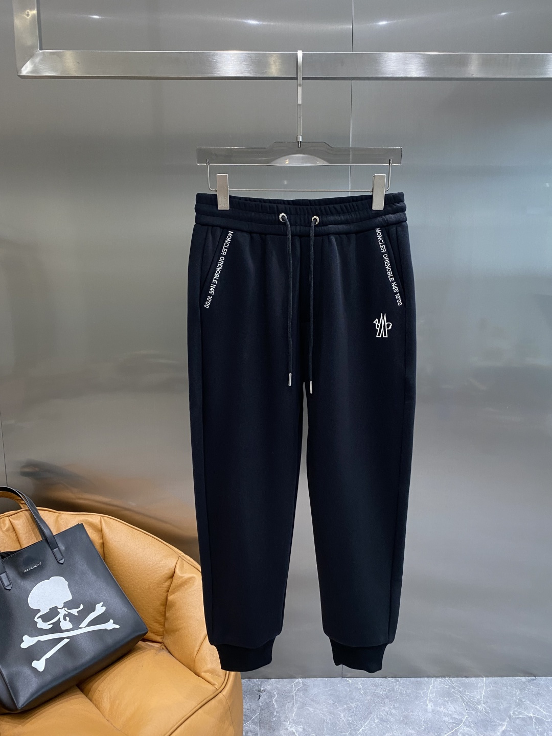 《𝙉𝙚𝙬🤍🖤蒙家》2025秋冬新款休闲裤！官网同步发售。品牌经典LOGO休闲裤 ，舒适度极好，手触感强烈