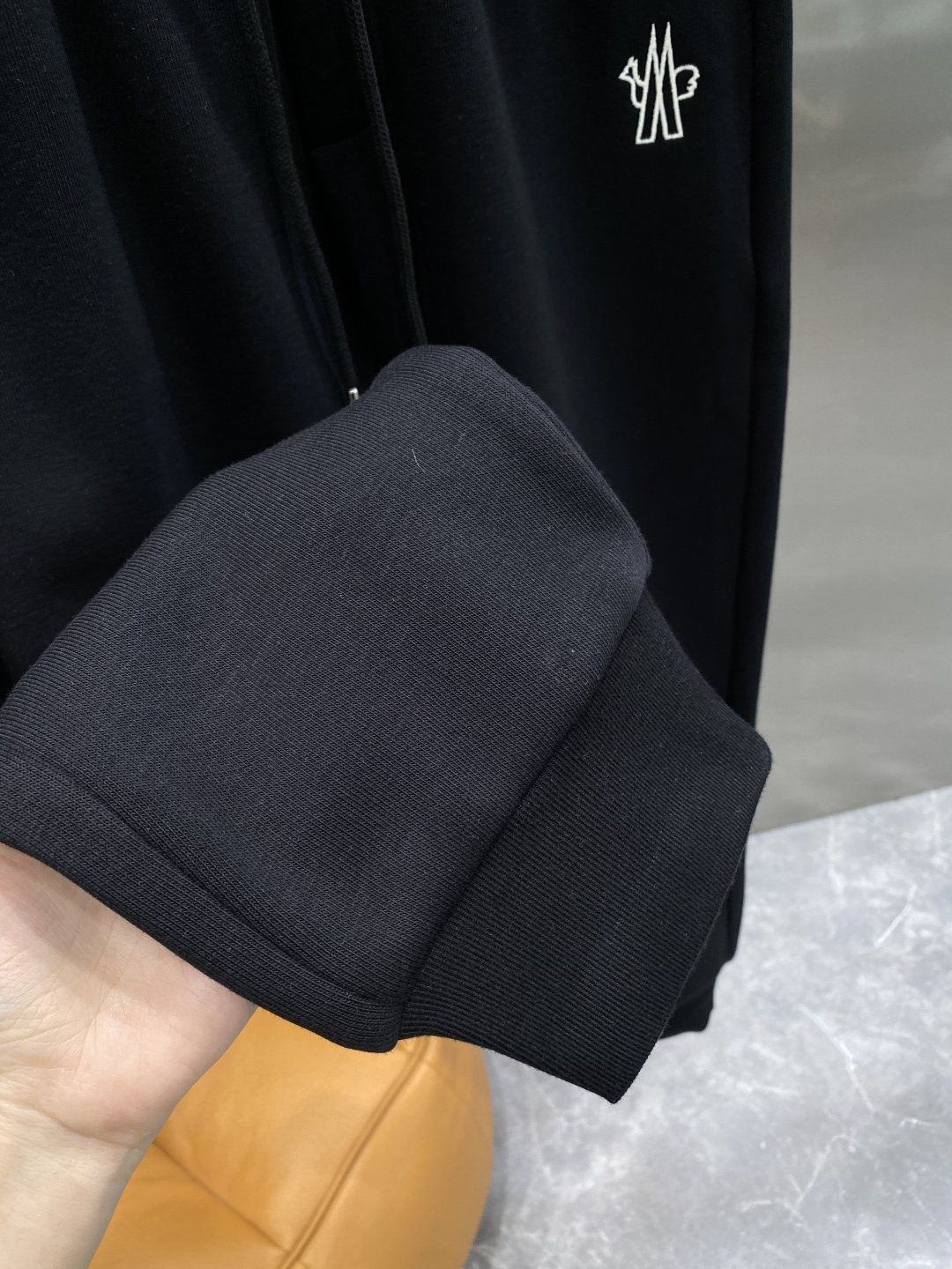 《𝙉𝙚𝙬🤍🖤蒙家》2025秋冬新款休闲裤！官网同步发售。品牌经典LOGO休闲裤 ，舒适度极好，手触感强烈