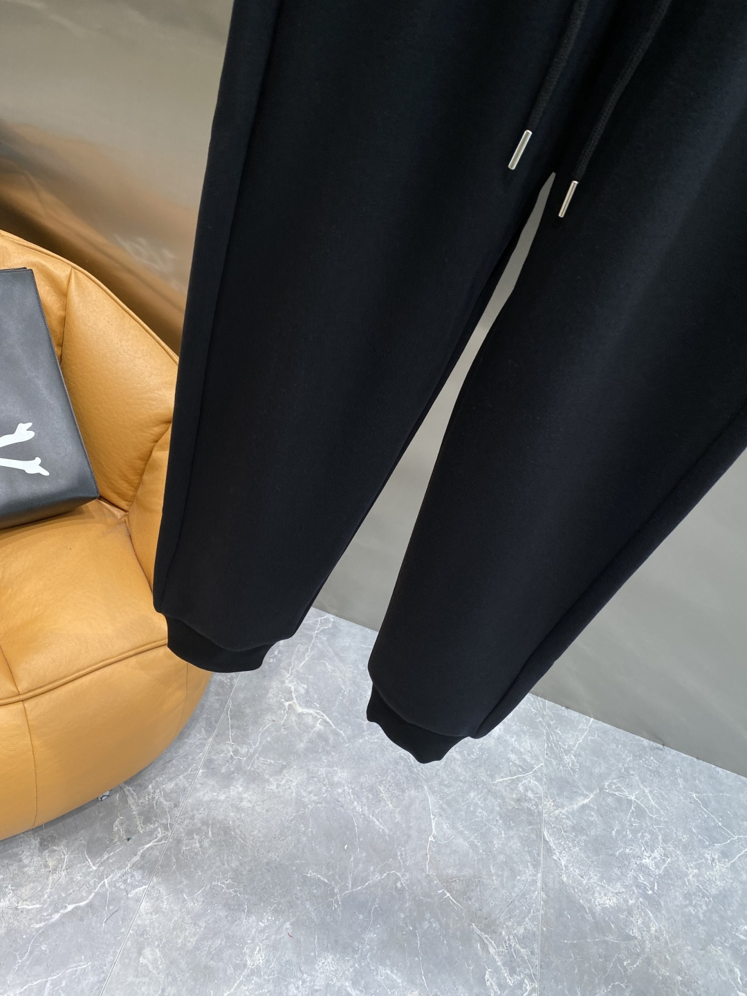 《𝙉𝙚𝙬🤍🖤蒙家》2025秋冬新款休闲裤！官网同步发售。品牌经典LOGO休闲裤 ，舒适度极好，手触感强烈