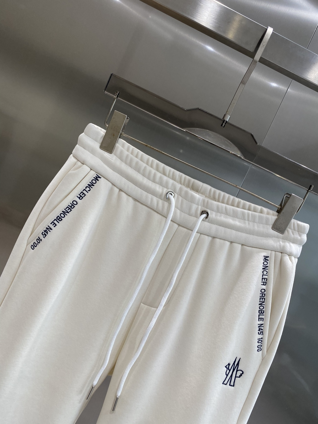 《𝙉𝙚𝙬🤍🖤蒙家》2025秋冬新款休闲裤！官网同步发售。品牌经典LOGO休闲裤 ，舒适度极好，手触感强烈