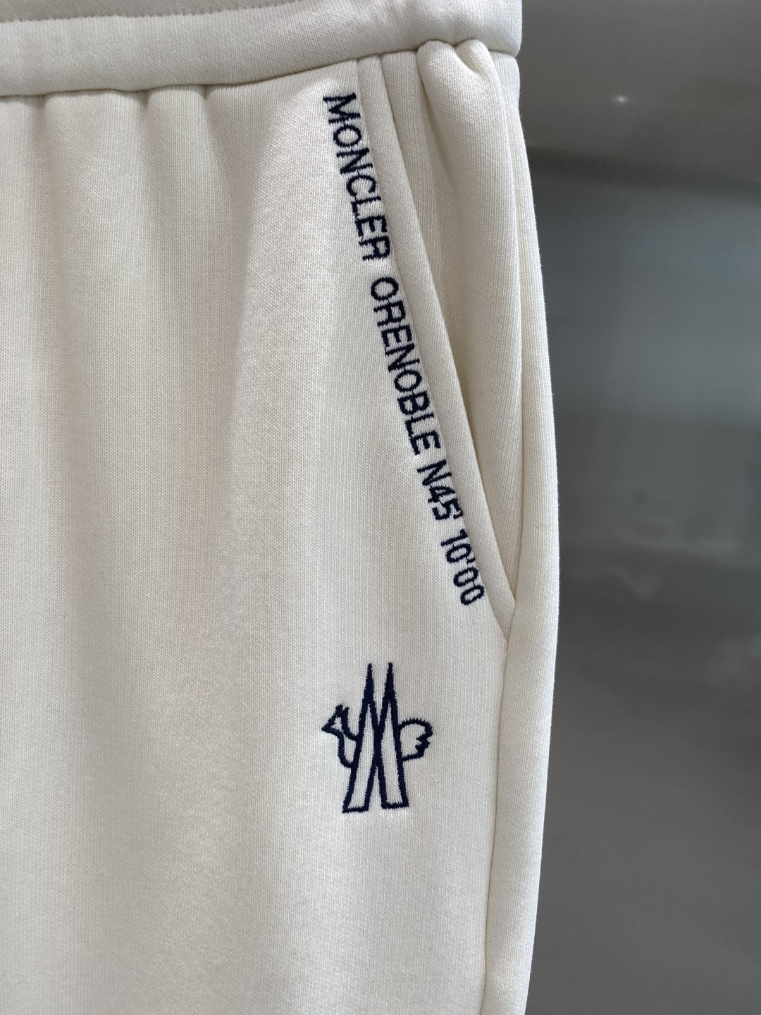 《𝙉𝙚𝙬🤍🖤蒙家》2025秋冬新款休闲裤！官网同步发售。品牌经典LOGO休闲裤 ，舒适度极好，手触感强烈