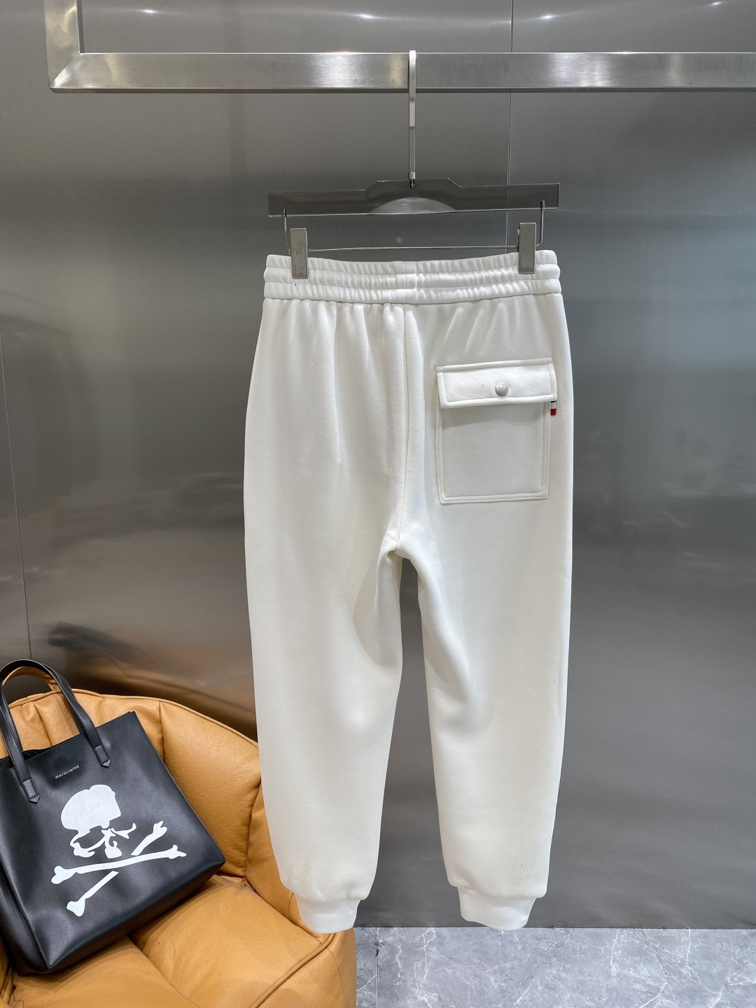 《𝙉𝙚𝙬🤍🖤蒙家》2025秋冬新款休闲裤！官网同步发售。品牌经典LOGO休闲裤 ，舒适度极好，手触感强烈