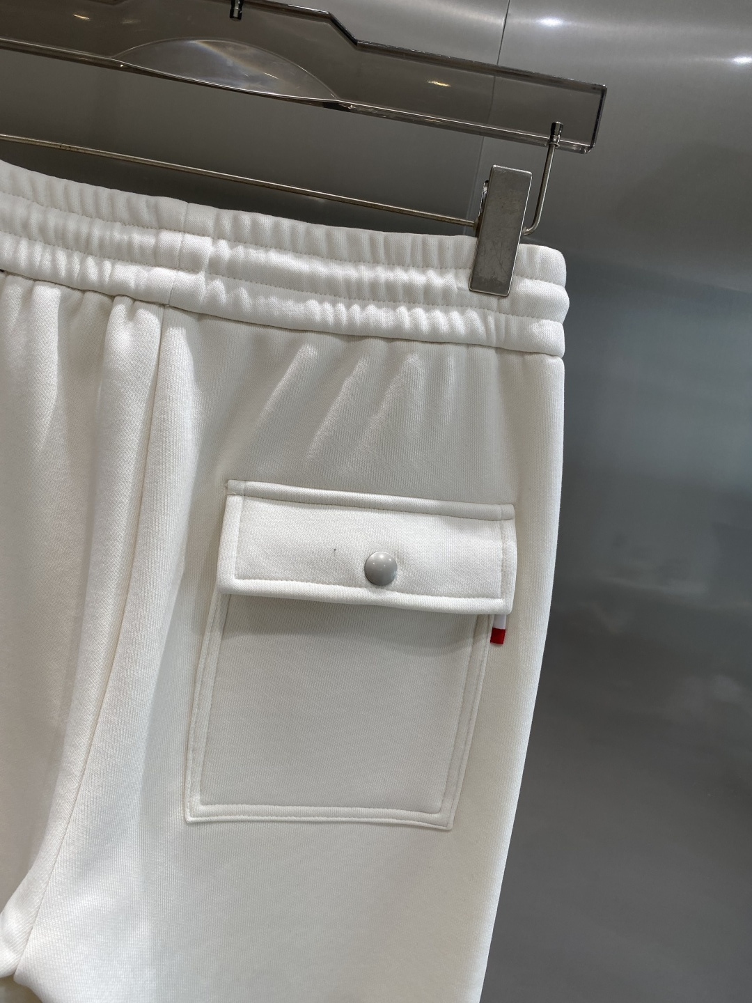 《𝙉𝙚𝙬🤍🖤蒙家》2025秋冬新款休闲裤！官网同步发售。品牌经典LOGO休闲裤 ，舒适度极好，手触感强烈