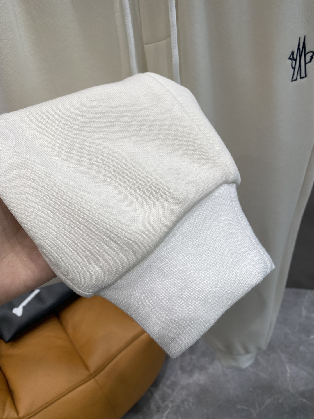 《𝙉𝙚𝙬🤍🖤蒙家》2025秋冬新款休闲裤！官网同步发售。品牌经典LOGO休闲裤 ，舒适度极好，手触感强烈