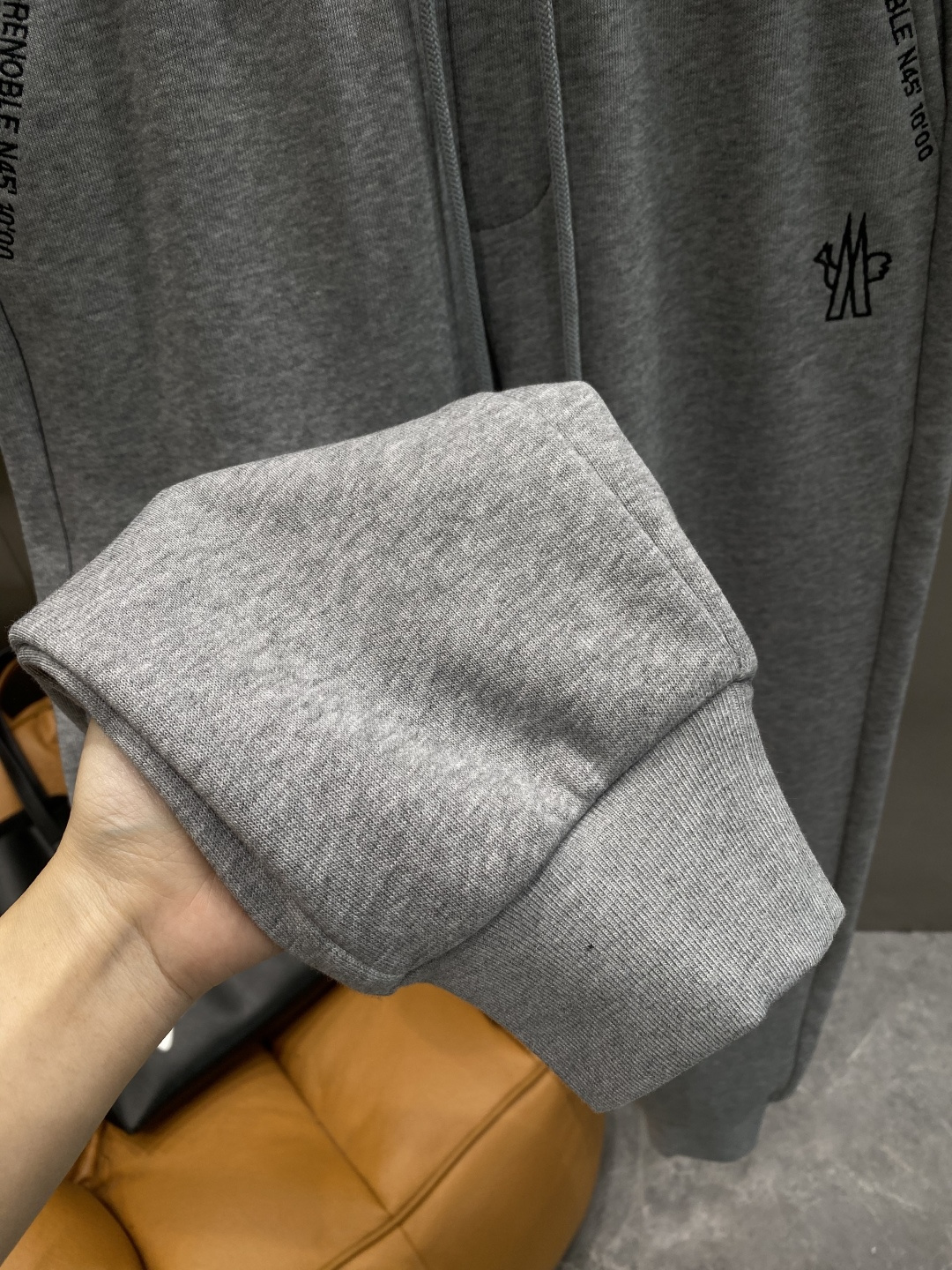 《𝙉𝙚𝙬🤍🖤蒙家》2025秋冬新款休闲裤！官网同步发售。品牌经典LOGO休闲裤 ，舒适度极好，手触感强烈