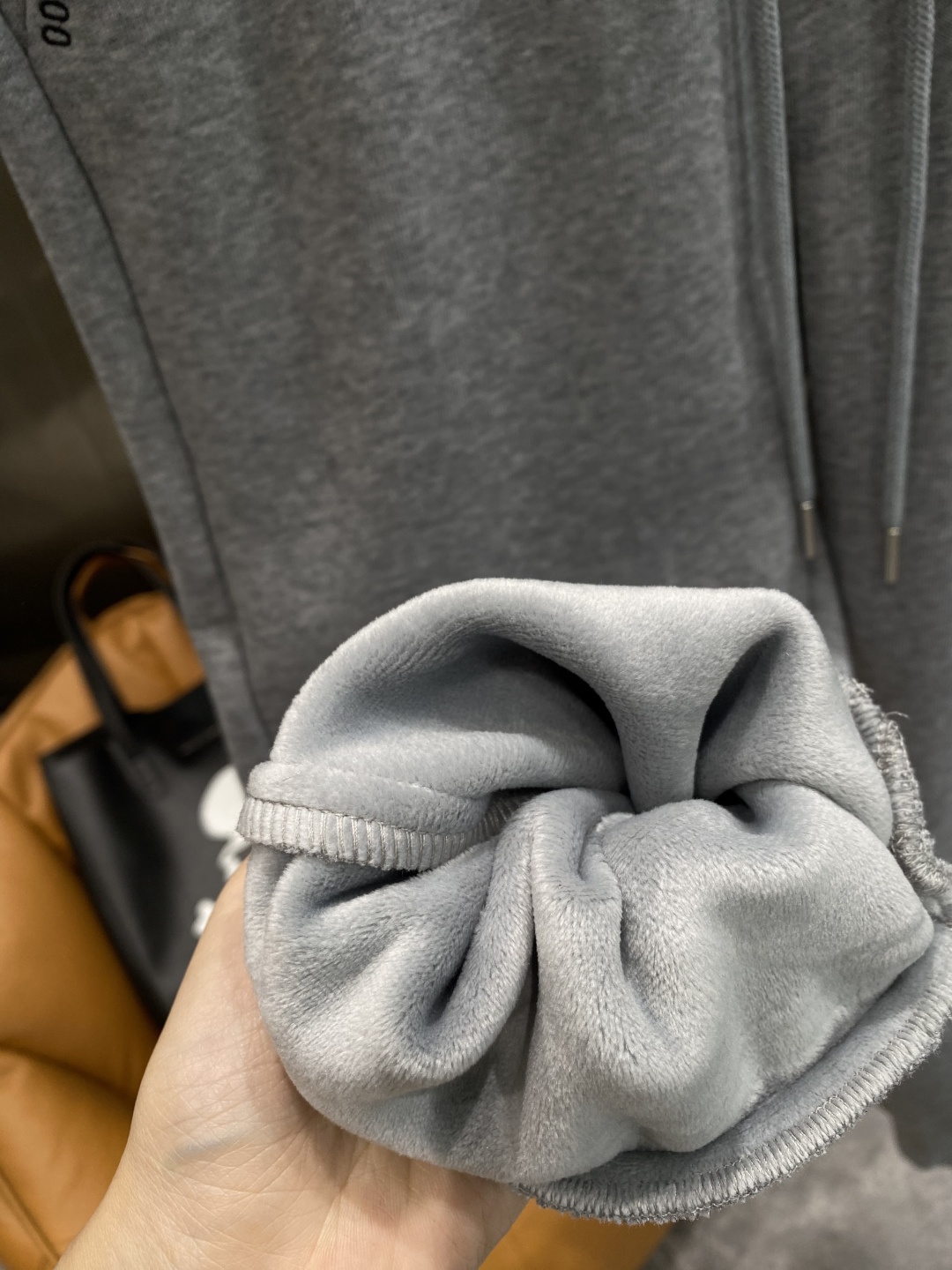 《𝙉𝙚𝙬🤍🖤蒙家》2025秋冬新款休闲裤！官网同步发售。品牌经典LOGO休闲裤 ，舒适度极好，手触感强烈