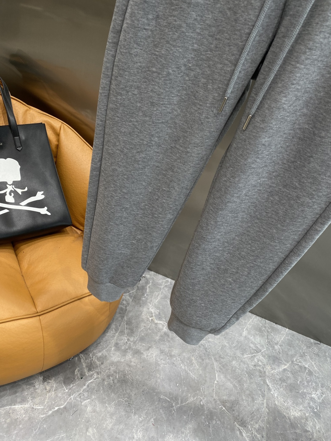 《𝙉𝙚𝙬🤍🖤蒙家》2025秋冬新款休闲裤！官网同步发售。品牌经典LOGO休闲裤 ，舒适度极好，手触感强烈