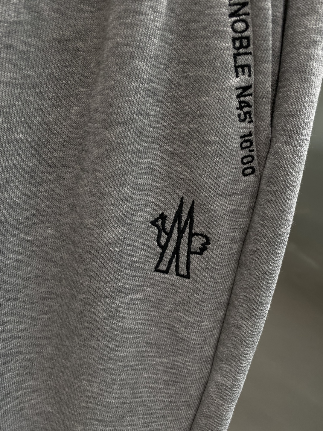 《𝙉𝙚𝙬🤍🖤蒙家》2025秋冬新款休闲裤！官网同步发售。品牌经典LOGO休闲裤 ，舒适度极好，手触感强烈