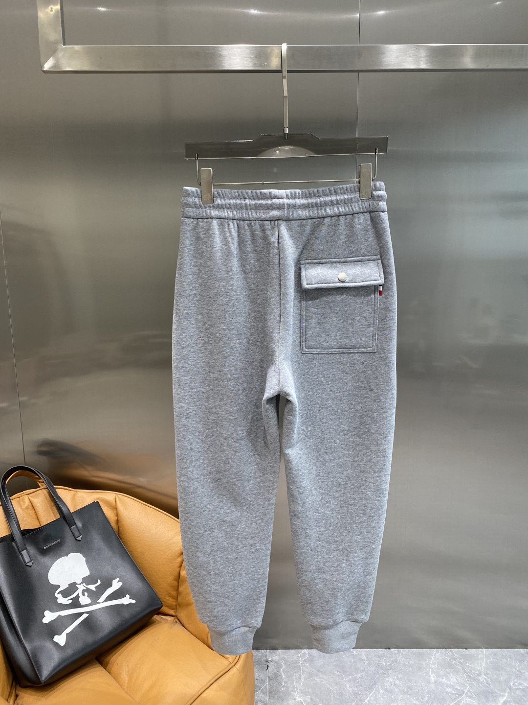 《𝙉𝙚𝙬🤍🖤蒙家》2025秋冬新款休闲裤！官网同步发售。品牌经典LOGO休闲裤 ，舒适度极好，手触感强烈