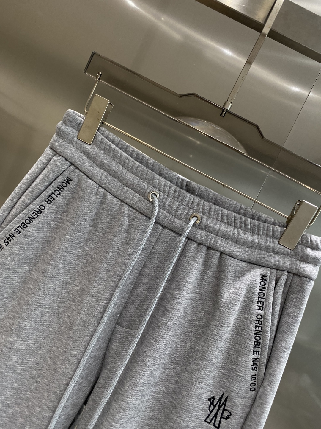 《𝙉𝙚𝙬🤍🖤蒙家》2025秋冬新款休闲裤！官网同步发售。品牌经典LOGO休闲裤 ，舒适度极好，手触感强烈