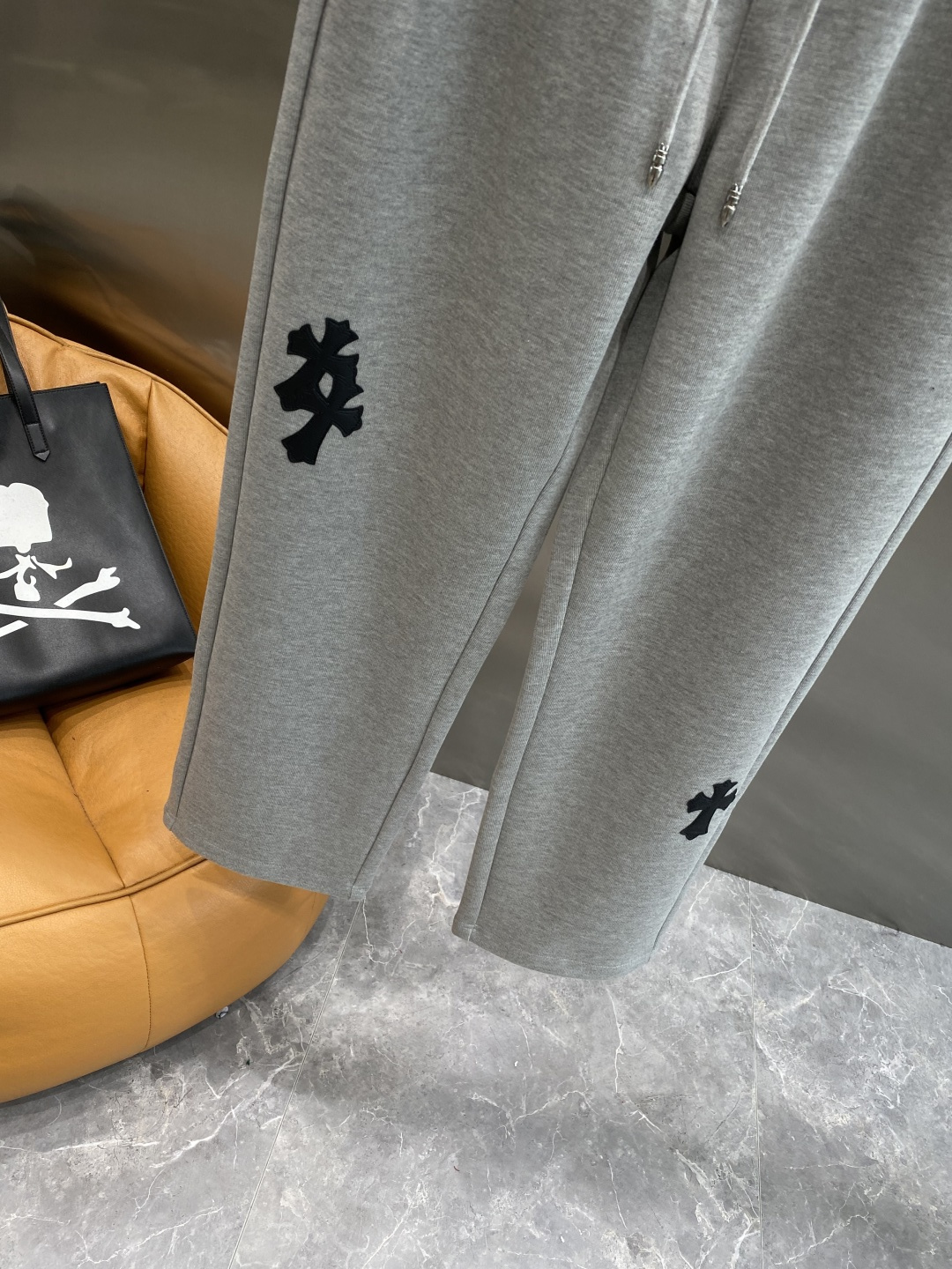 《𝙉𝙚𝙬🤍🖤克家》2025秋冬新款休闲裤！官网同步发售。品牌经典LOGO休闲裤 ，舒适度极好，手触感强烈