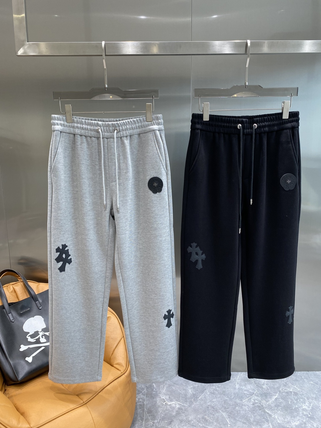《𝙉𝙚𝙬🤍🖤克家》2025秋冬新款休闲裤！官网同步发售。品牌经典LOGO休闲裤 ，舒适度极好，手触感强烈