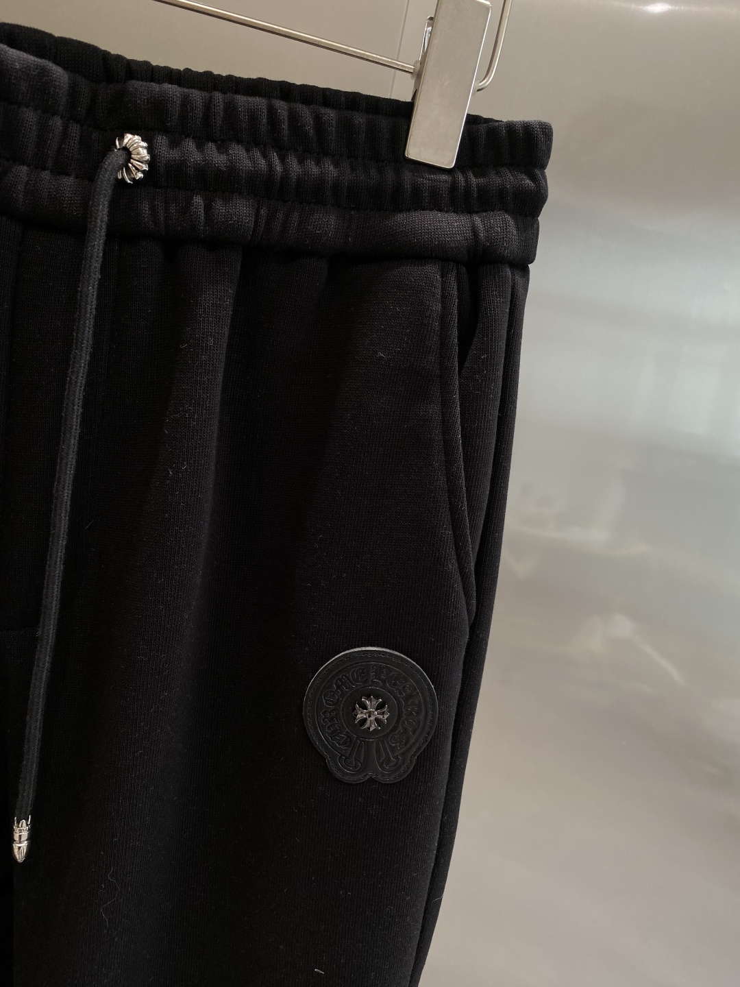 《𝙉𝙚𝙬🤍🖤克家》2025秋冬新款休闲裤！官网同步发售。品牌经典LOGO休闲裤 ，舒适度极好，手触感强烈