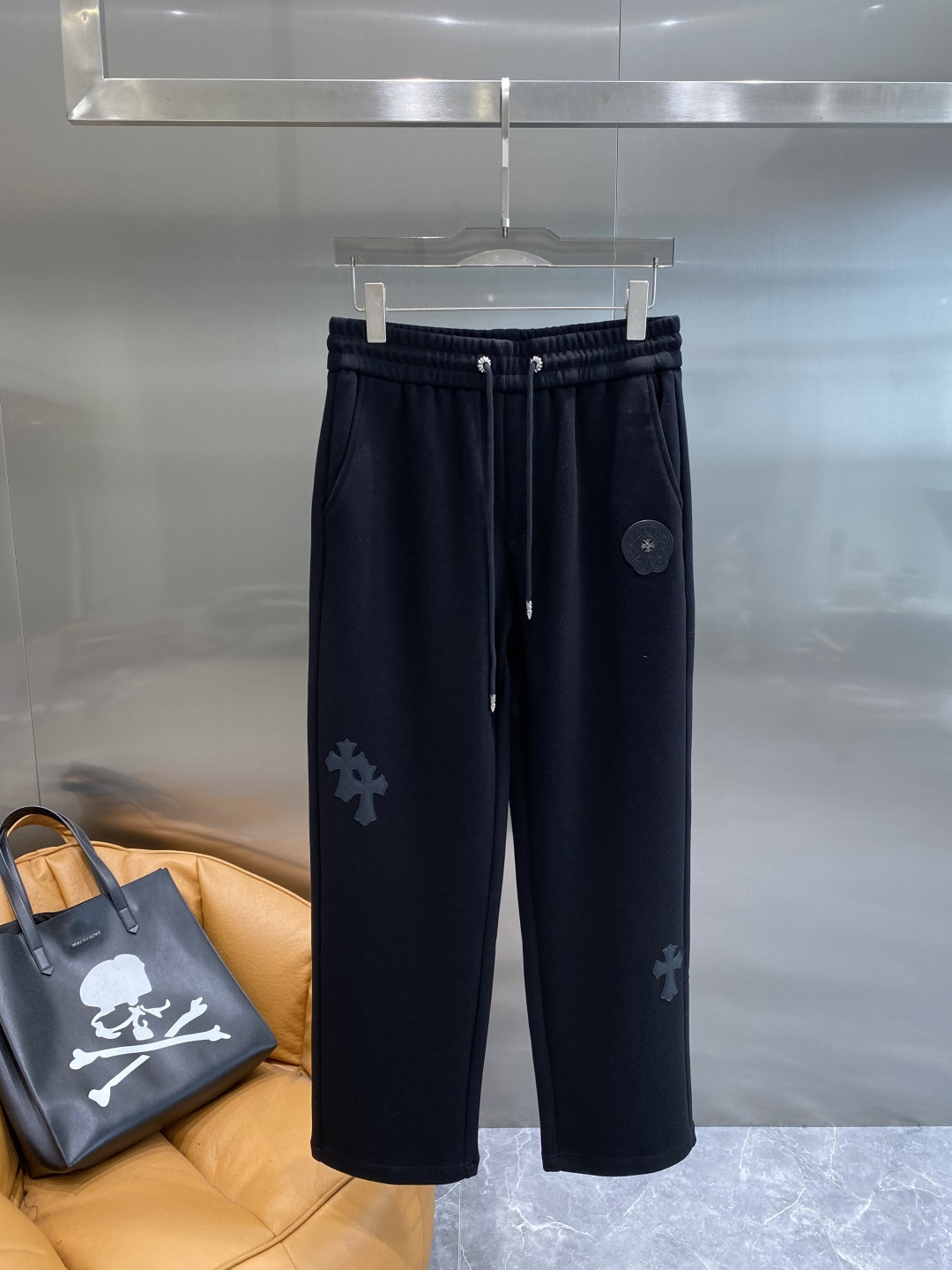 《𝙉𝙚𝙬🤍🖤克家》2025秋冬新款休闲裤！官网同步发售。品牌经典LOGO休闲裤 ，舒适度极好，手触感强烈