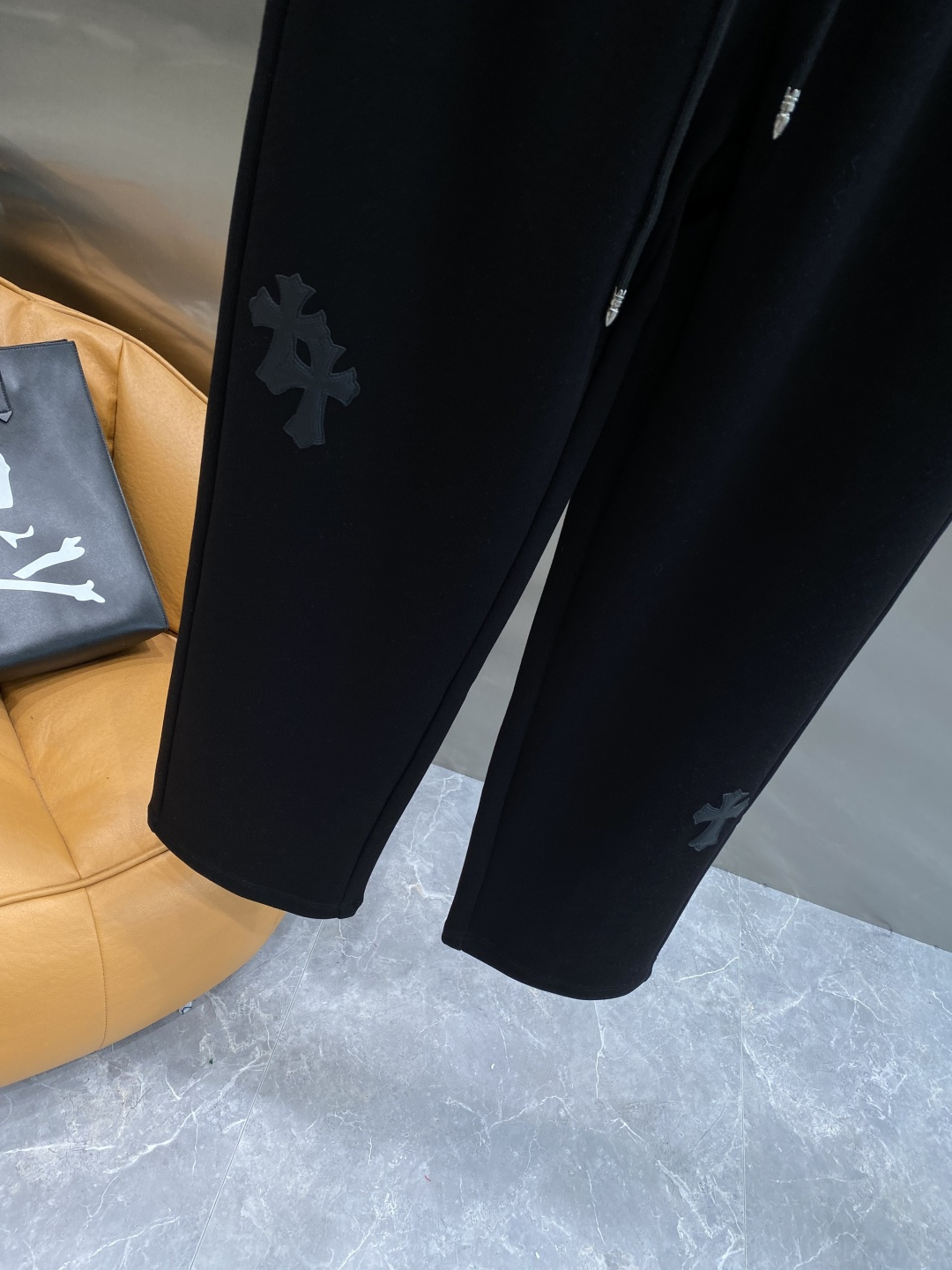 《𝙉𝙚𝙬🤍🖤克家》2025秋冬新款休闲裤！官网同步发售。品牌经典LOGO休闲裤 ，舒适度极好，手触感强烈