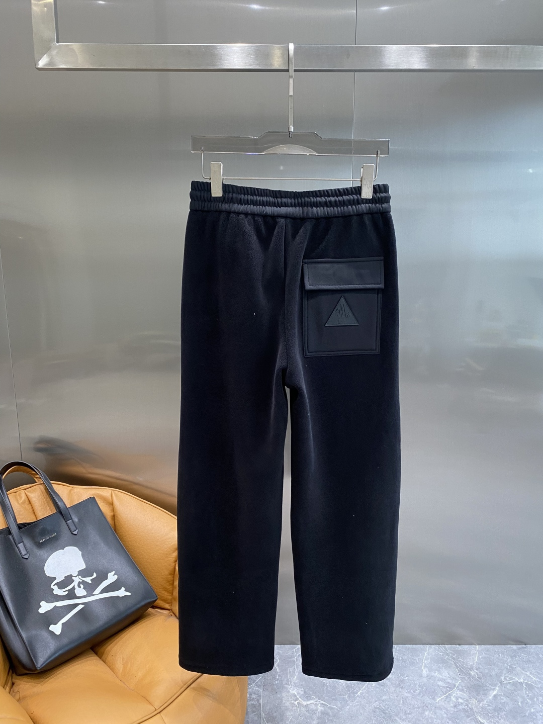 《𝙉𝙚𝙬🤍🖤蒙家》2025秋冬新款休闲裤！官网同步发售。品牌经典LOGO休闲裤 ，舒适度极好，手触感强烈