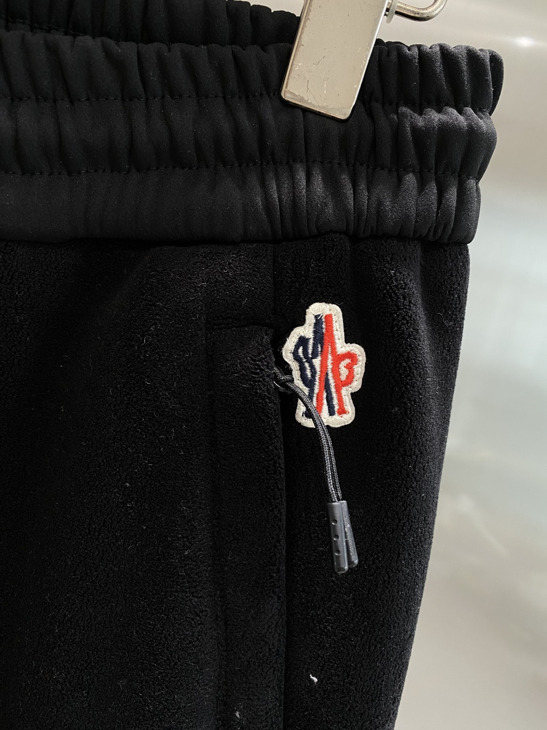 《𝙉𝙚𝙬🤍🖤蒙家》2025秋冬新款休闲裤！官网同步发售。品牌经典LOGO休闲裤 ，舒适度极好，手触感强烈