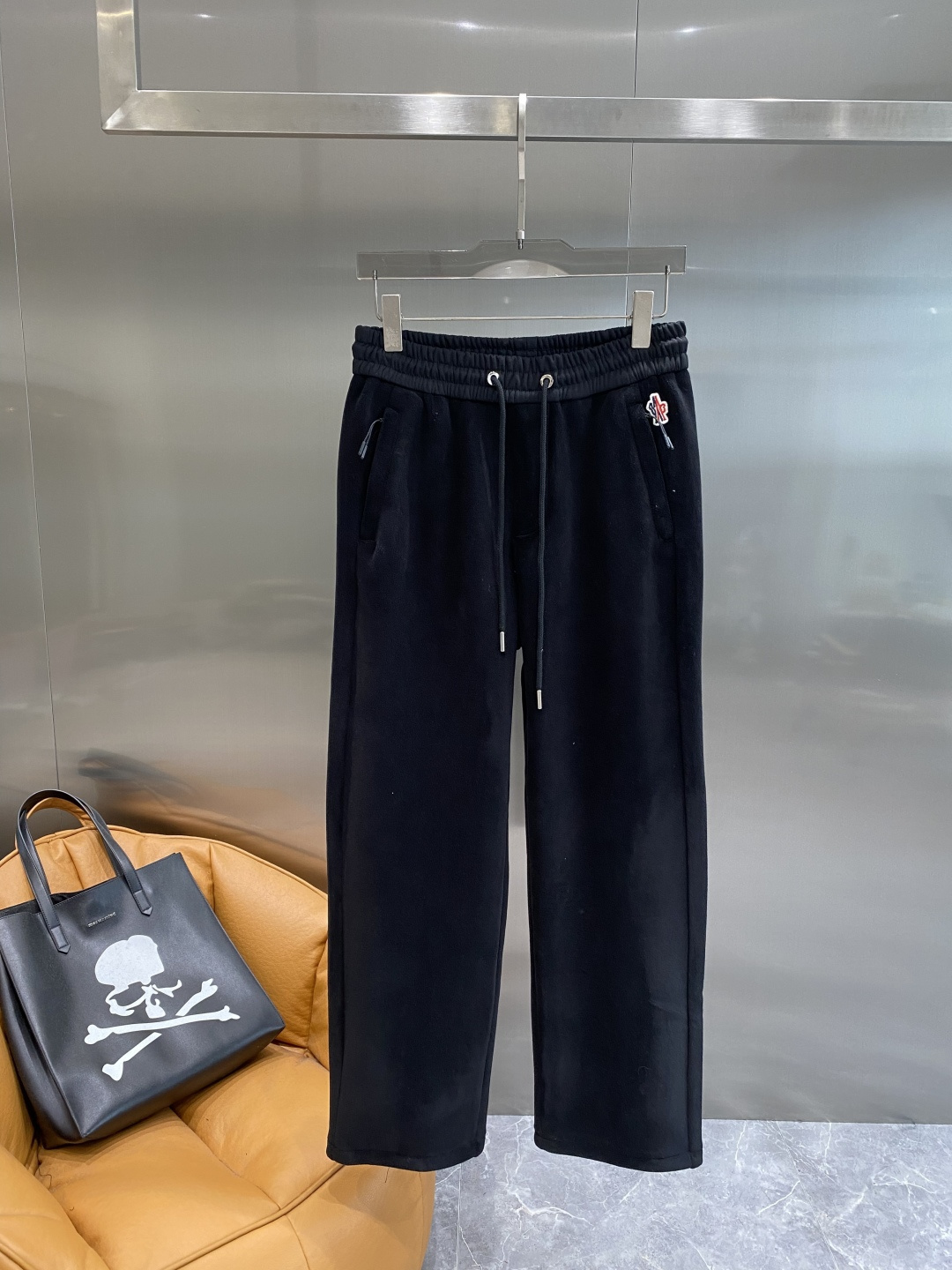 《𝙉𝙚𝙬🤍🖤蒙家》2025秋冬新款休闲裤！官网同步发售。品牌经典LOGO休闲裤 ，舒适度极好，手触感强烈