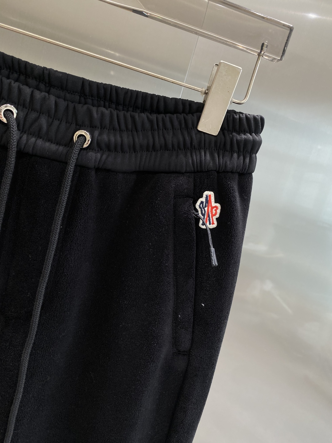 《𝙉𝙚𝙬🤍🖤蒙家》2025秋冬新款休闲裤！官网同步发售。品牌经典LOGO休闲裤 ，舒适度极好，手触感强烈