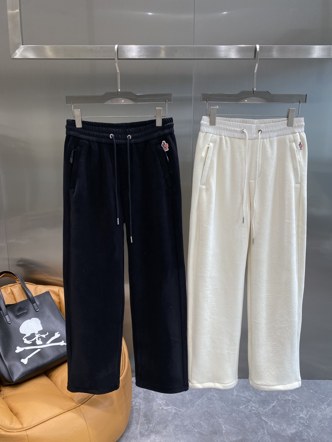 《𝙉𝙚𝙬🤍🖤蒙家》2025秋冬新款休闲裤！官网同步发售。品牌经典LOGO休闲裤 ，舒适度极好，手触感强烈
