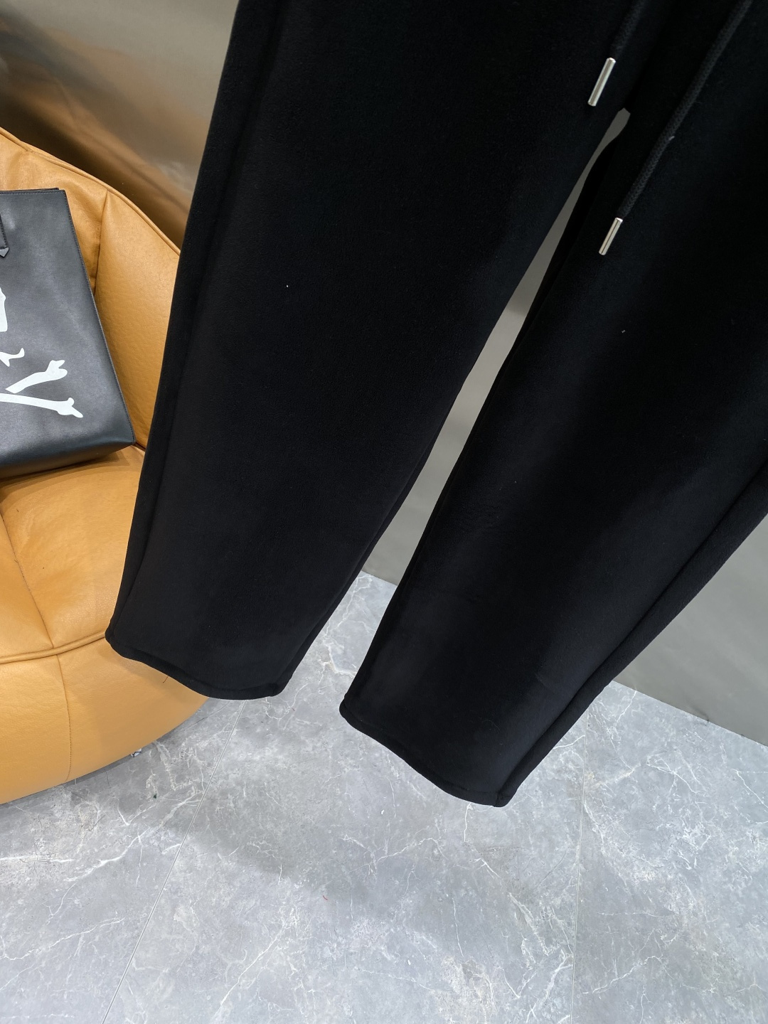 《𝙉𝙚𝙬🤍🖤蒙家》2025秋冬新款休闲裤！官网同步发售。品牌经典LOGO休闲裤 ，舒适度极好，手触感强烈