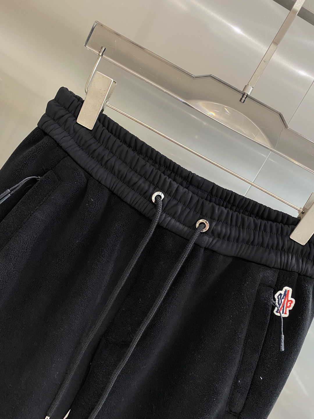 《𝙉𝙚𝙬🤍🖤蒙家》2025秋冬新款休闲裤！官网同步发售。品牌经典LOGO休闲裤 ，舒适度极好，手触感强烈