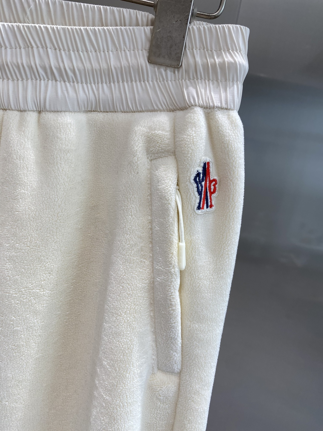 《𝙉𝙚𝙬🤍🖤蒙家》2025秋冬新款休闲裤！官网同步发售。品牌经典LOGO休闲裤 ，舒适度极好，手触感强烈