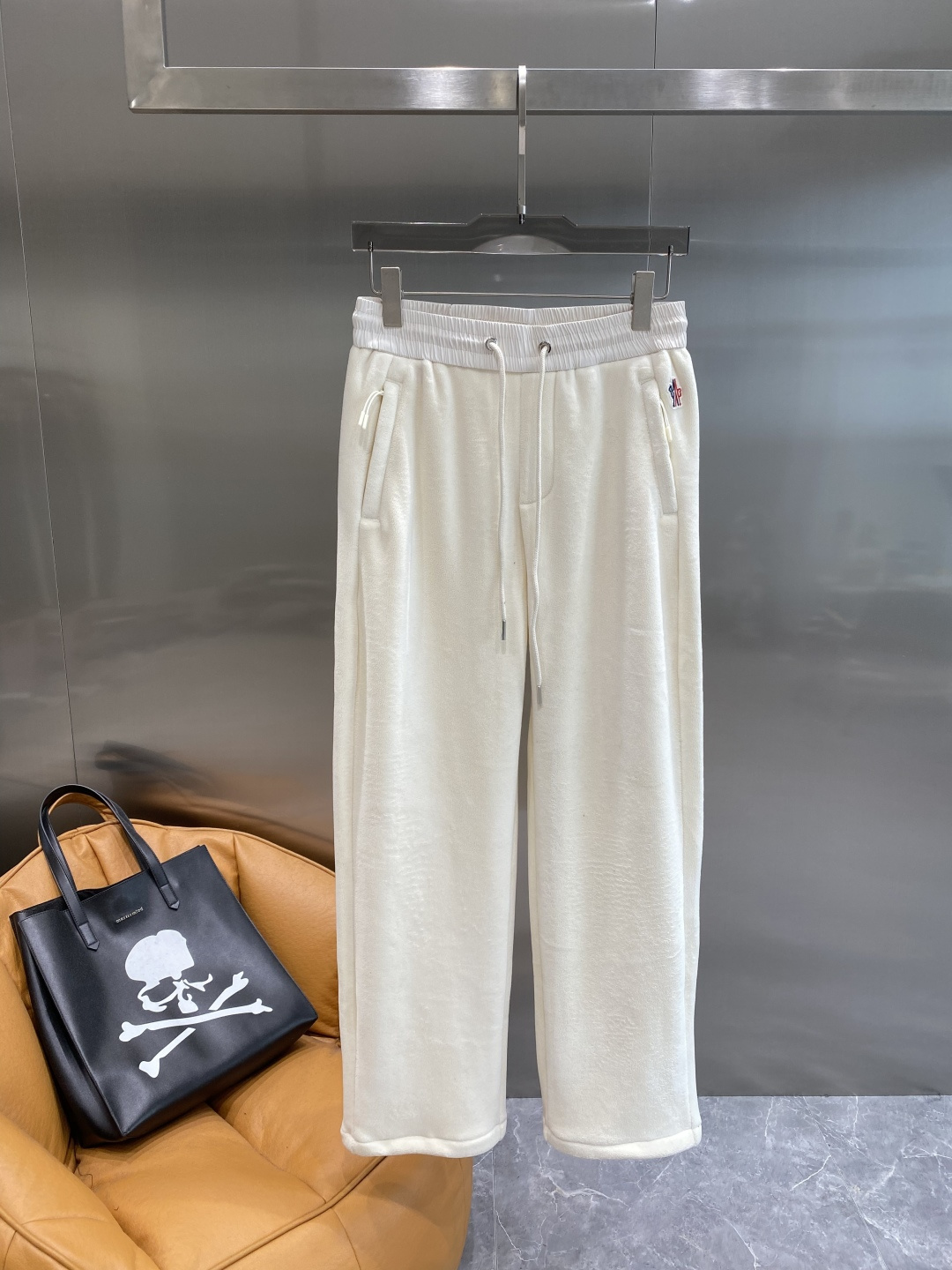 《𝙉𝙚𝙬🤍🖤蒙家》2025秋冬新款休闲裤！官网同步发售。品牌经典LOGO休闲裤 ，舒适度极好，手触感强烈
