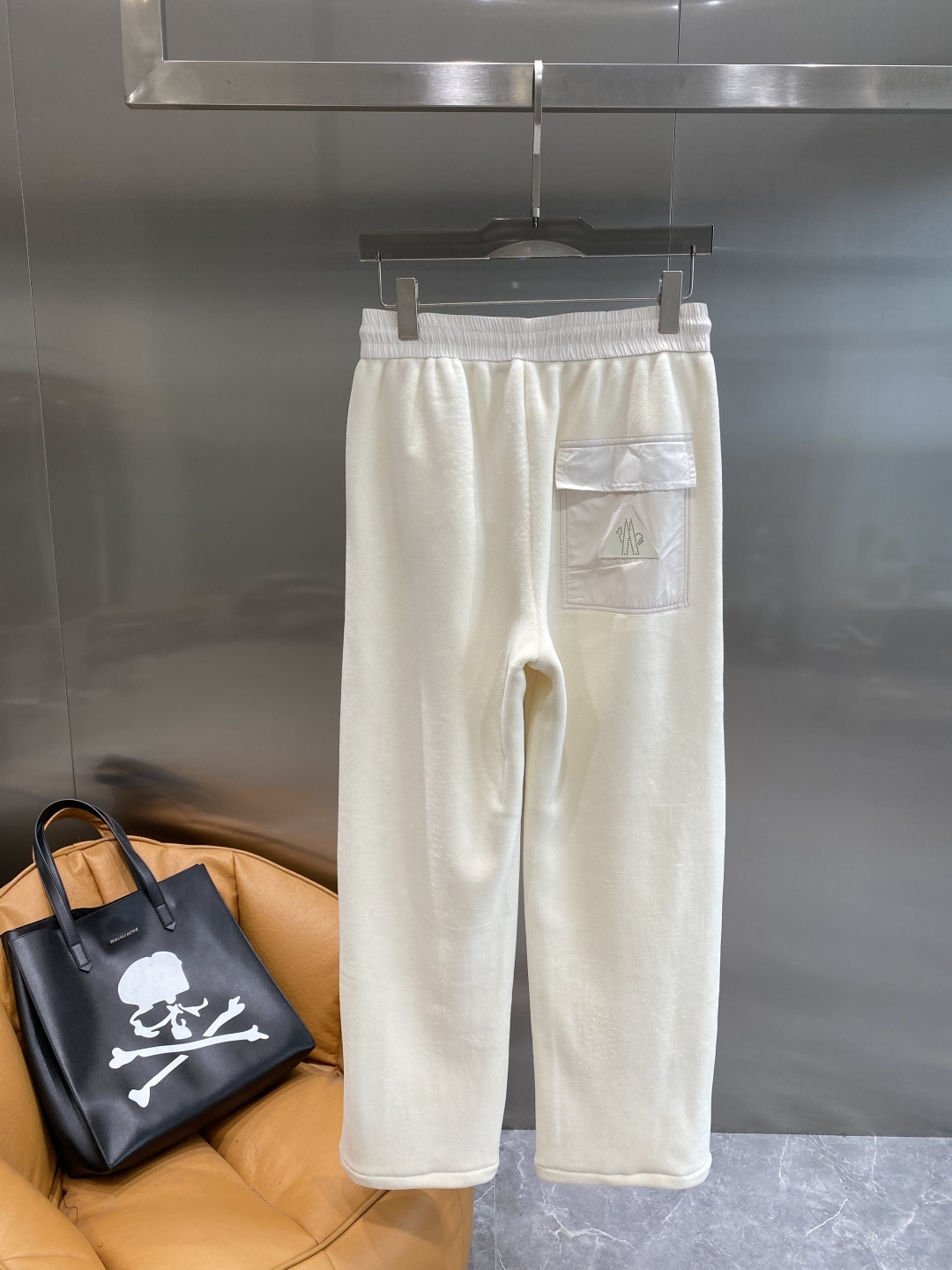 《𝙉𝙚𝙬🤍🖤蒙家》2025秋冬新款休闲裤！官网同步发售。品牌经典LOGO休闲裤 ，舒适度极好，手触感强烈