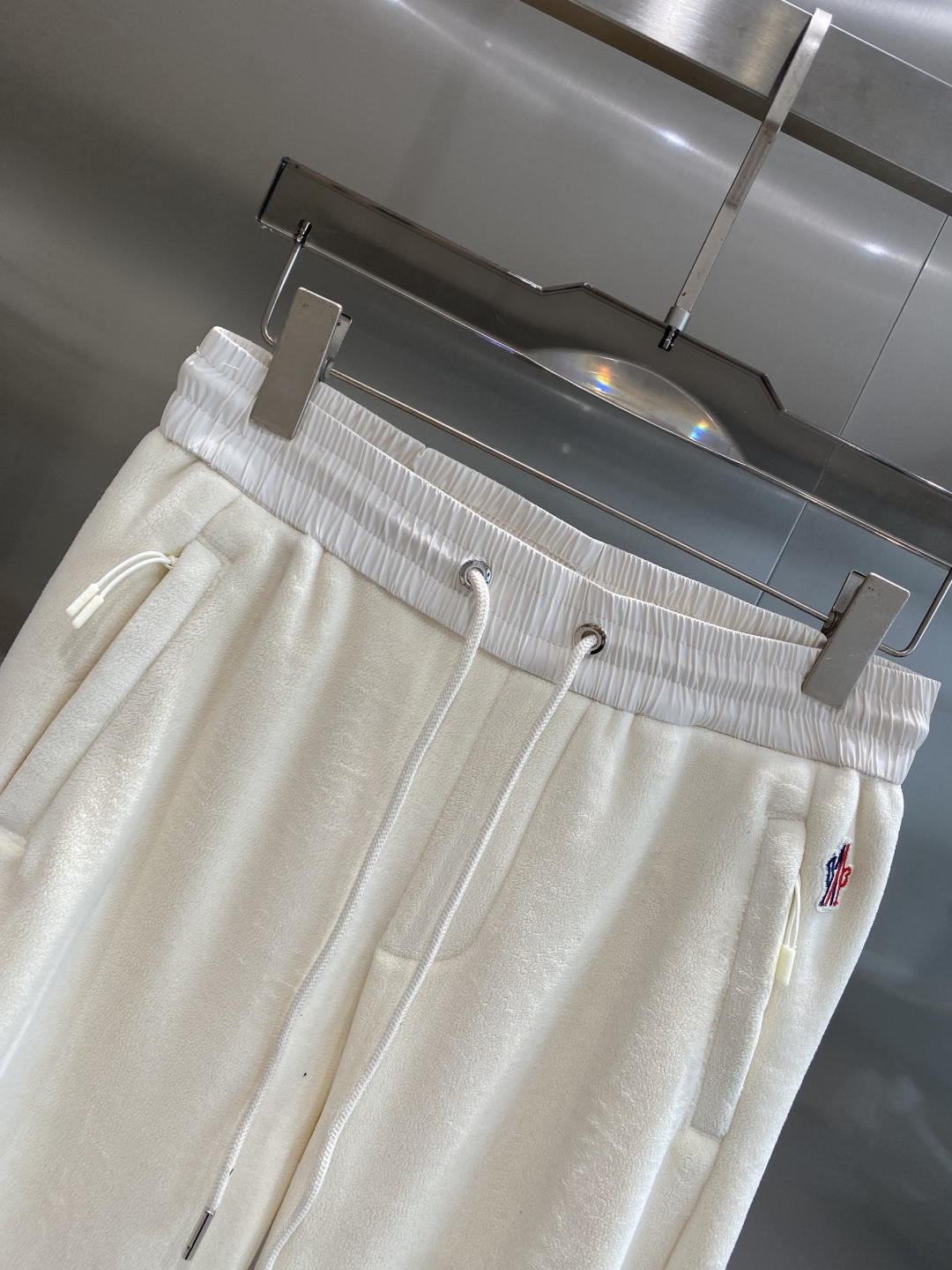 《𝙉𝙚𝙬🤍🖤蒙家》2025秋冬新款休闲裤！官网同步发售。品牌经典LOGO休闲裤 ，舒适度极好，手触感强烈