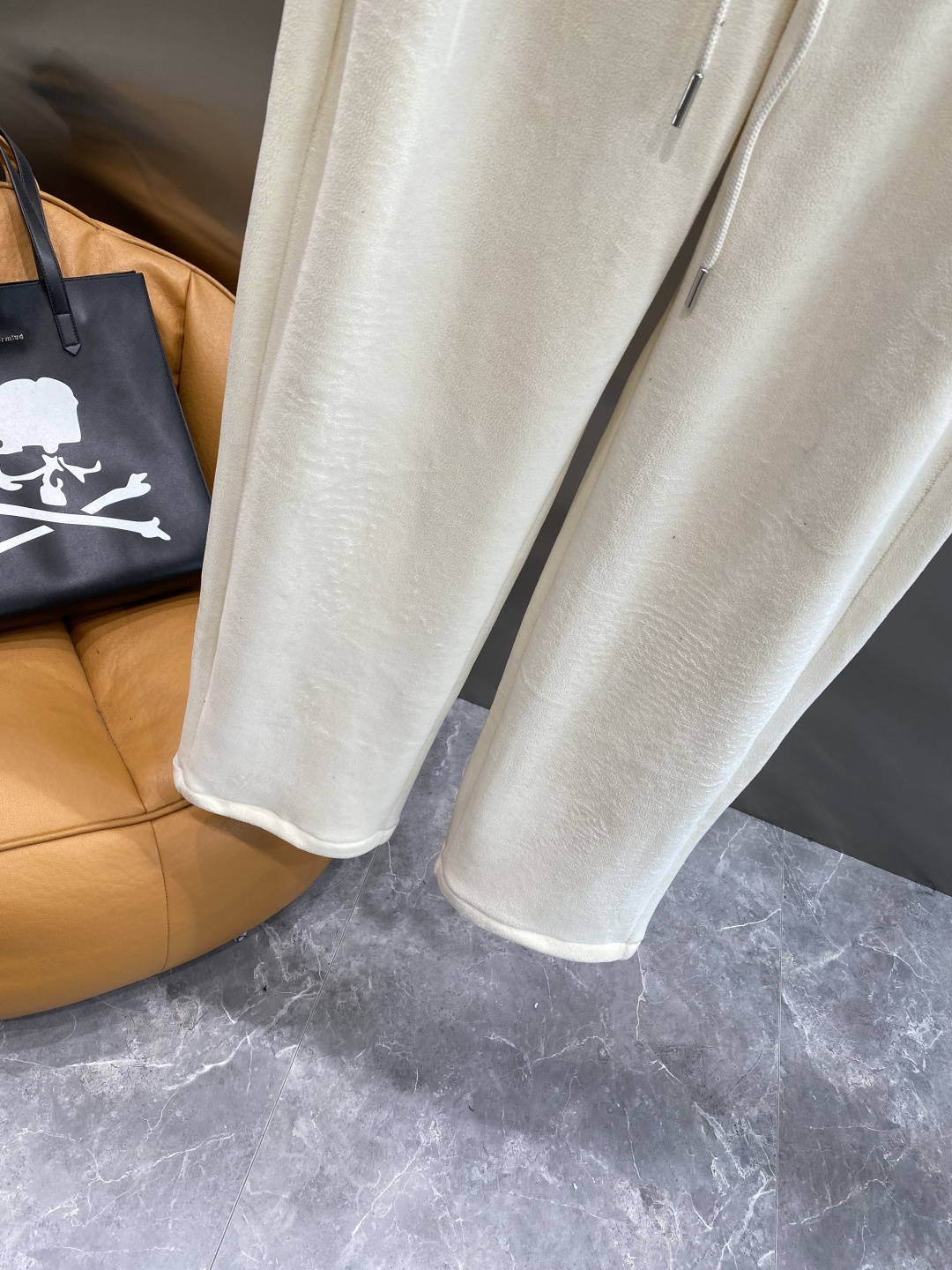 《𝙉𝙚𝙬🤍🖤蒙家》2025秋冬新款休闲裤！官网同步发售。品牌经典LOGO休闲裤 ，舒适度极好，手触感强烈