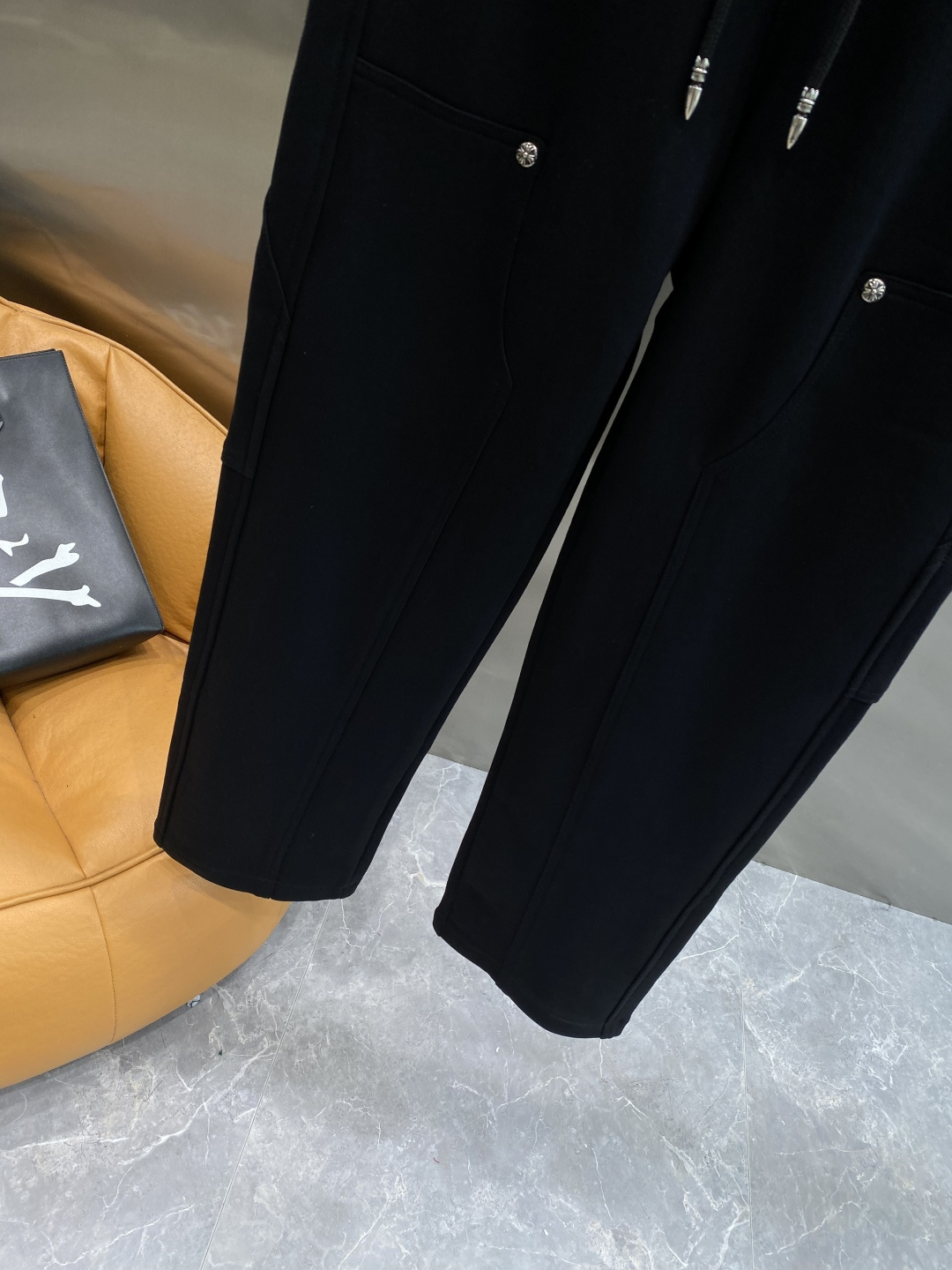 《𝙉𝙚𝙬🤍🖤克家》2025秋冬新款休闲裤！官网同步发售。品牌经典LOGO休闲裤 ，舒适度极好，手触感强烈