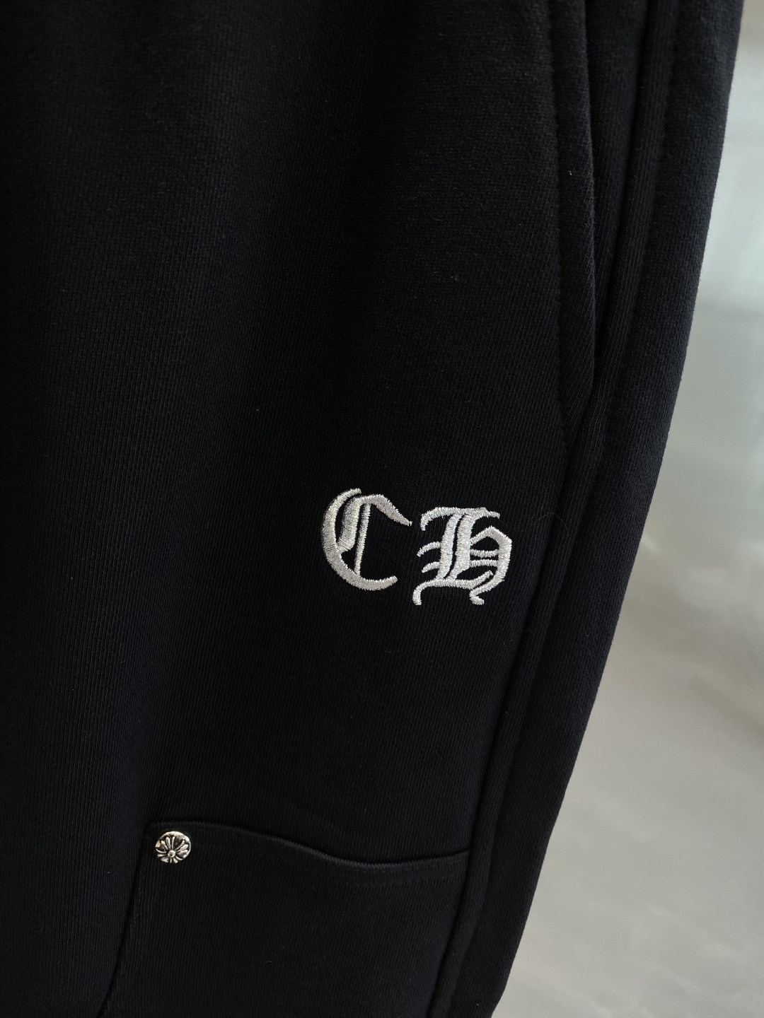 《𝙉𝙚𝙬🤍🖤克家》2025秋冬新款休闲裤！官网同步发售。品牌经典LOGO休闲裤 ，舒适度极好，手触感强烈