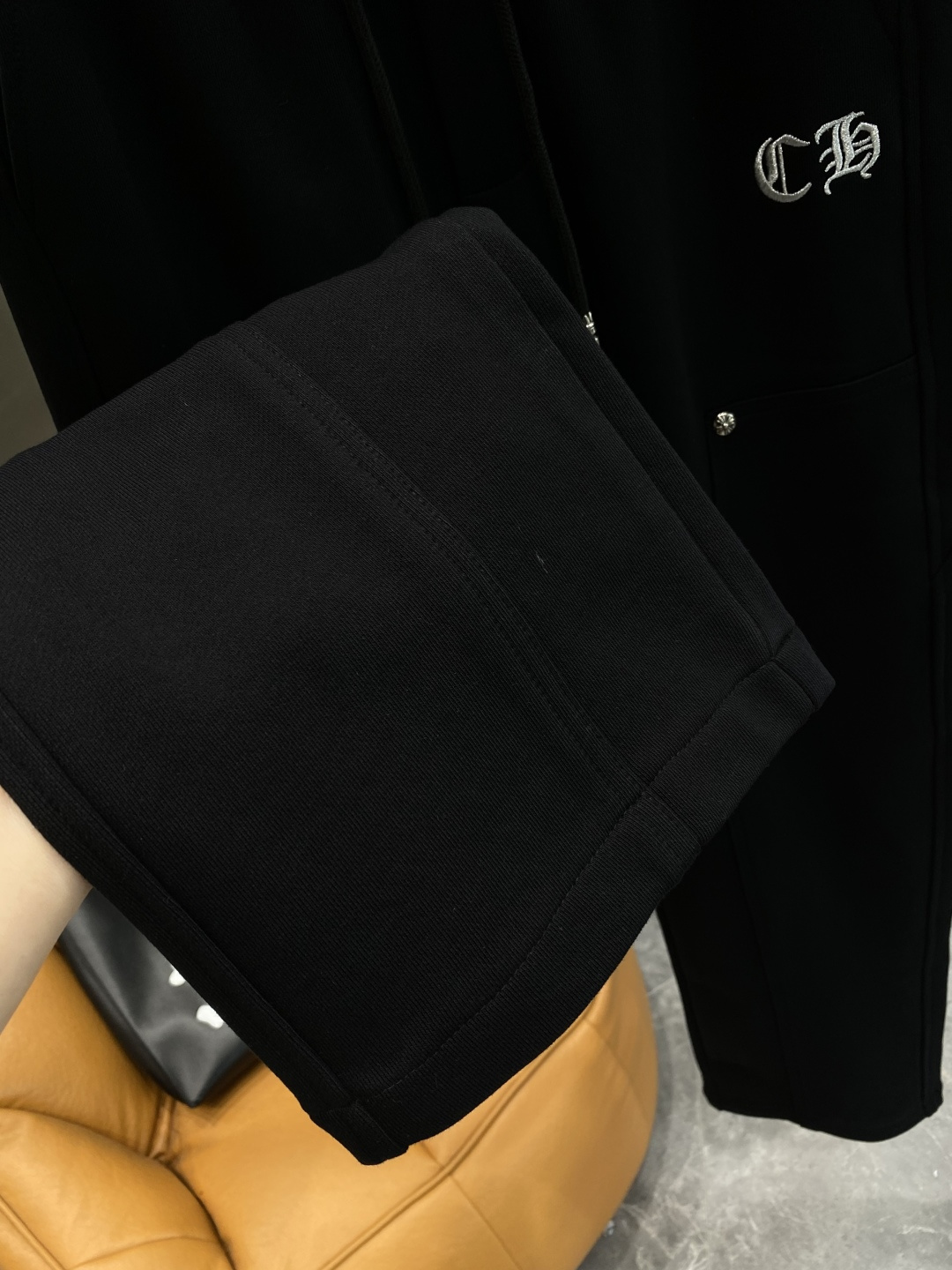 《𝙉𝙚𝙬🤍🖤克家》2025秋冬新款休闲裤！官网同步发售。品牌经典LOGO休闲裤 ，舒适度极好，手触感强烈