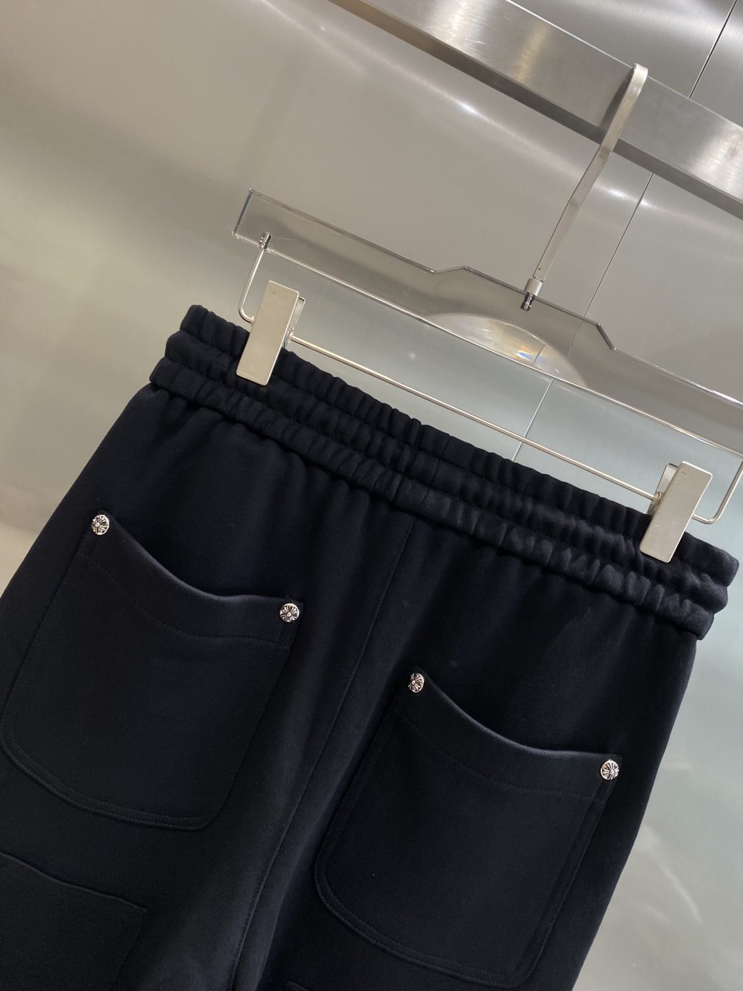 《𝙉𝙚𝙬🤍🖤克家》2025秋冬新款休闲裤！官网同步发售。品牌经典LOGO休闲裤 ，舒适度极好，手触感强烈
