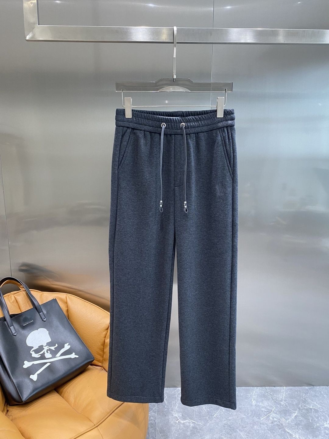 《𝙉𝙚𝙬🤍🖤蒙家》2025秋冬新款休闲裤！官网同步发售。品牌经典LOGO休闲裤 ，舒适度极好，手触感强烈