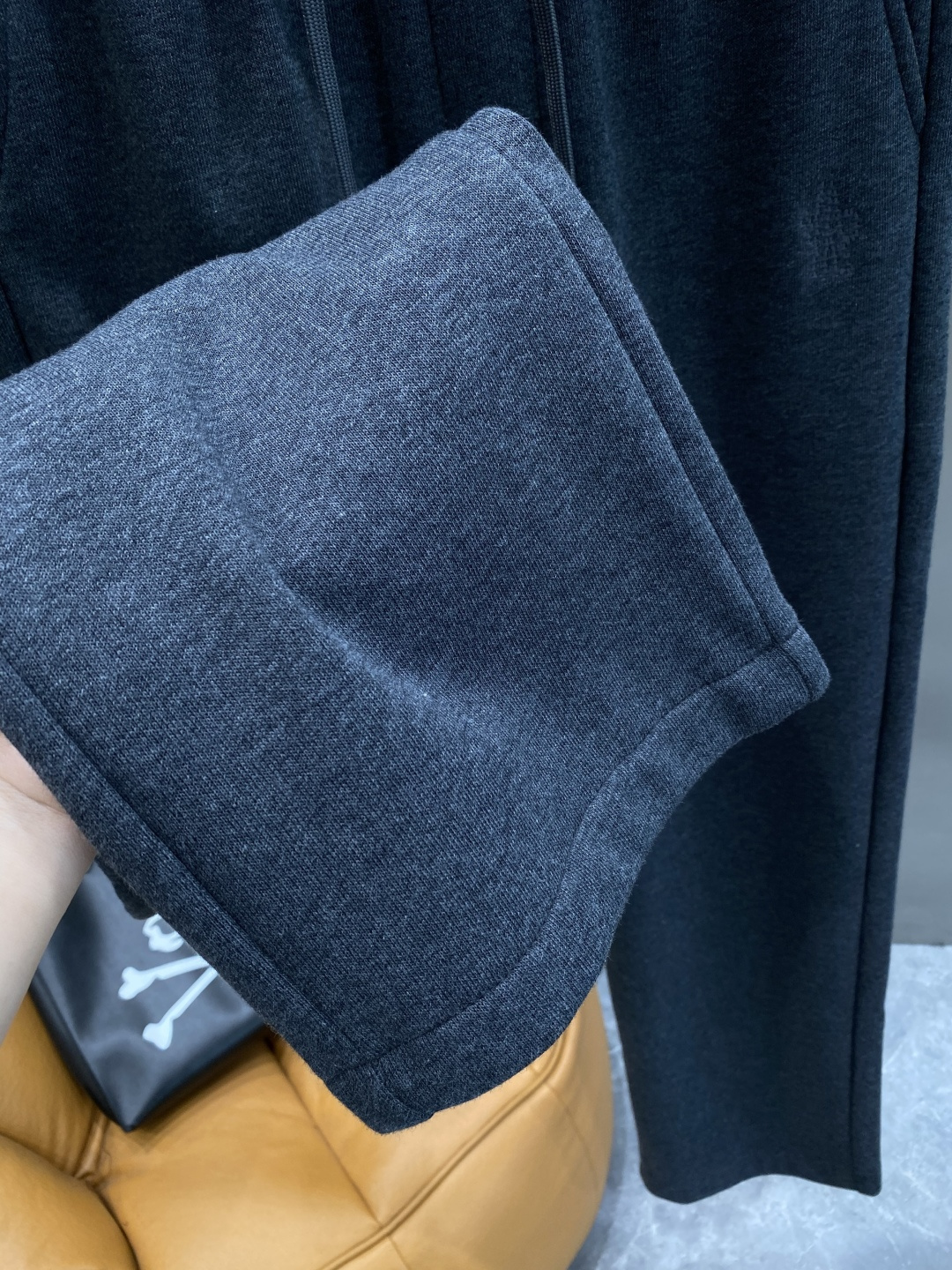 《𝙉𝙚𝙬🤍🖤蒙家》2025秋冬新款休闲裤！官网同步发售。品牌经典LOGO休闲裤 ，舒适度极好，手触感强烈