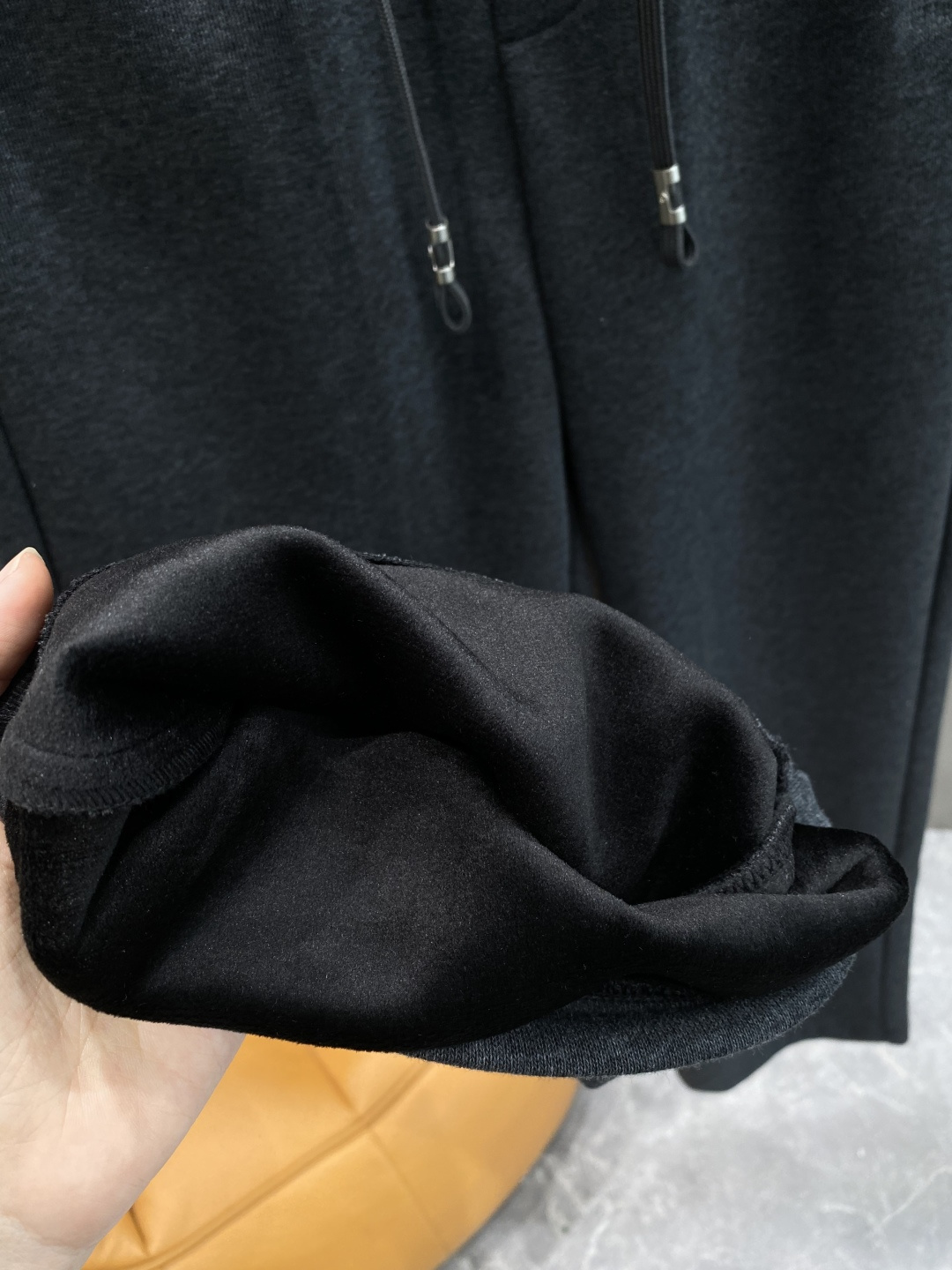 《𝙉𝙚𝙬🤍🖤蒙家》2025秋冬新款休闲裤！官网同步发售。品牌经典LOGO休闲裤 ，舒适度极好，手触感强烈