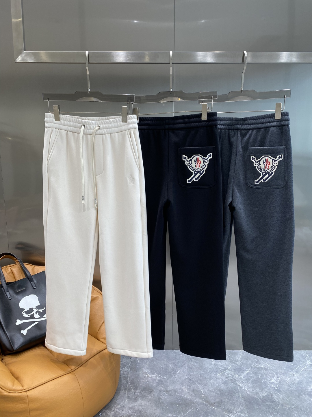 《𝙉𝙚𝙬🤍🖤蒙家》2025秋冬新款休闲裤！官网同步发售。品牌经典LOGO休闲裤 ，舒适度极好，手触感强烈