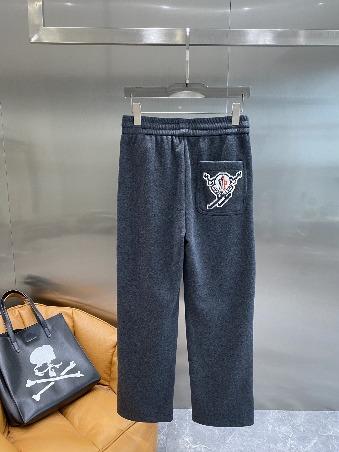 《𝙉𝙚𝙬🤍🖤蒙家》2025秋冬新款休闲裤！官网同步发售。品牌经典LOGO休闲裤 ，舒适度极好，手触感强烈