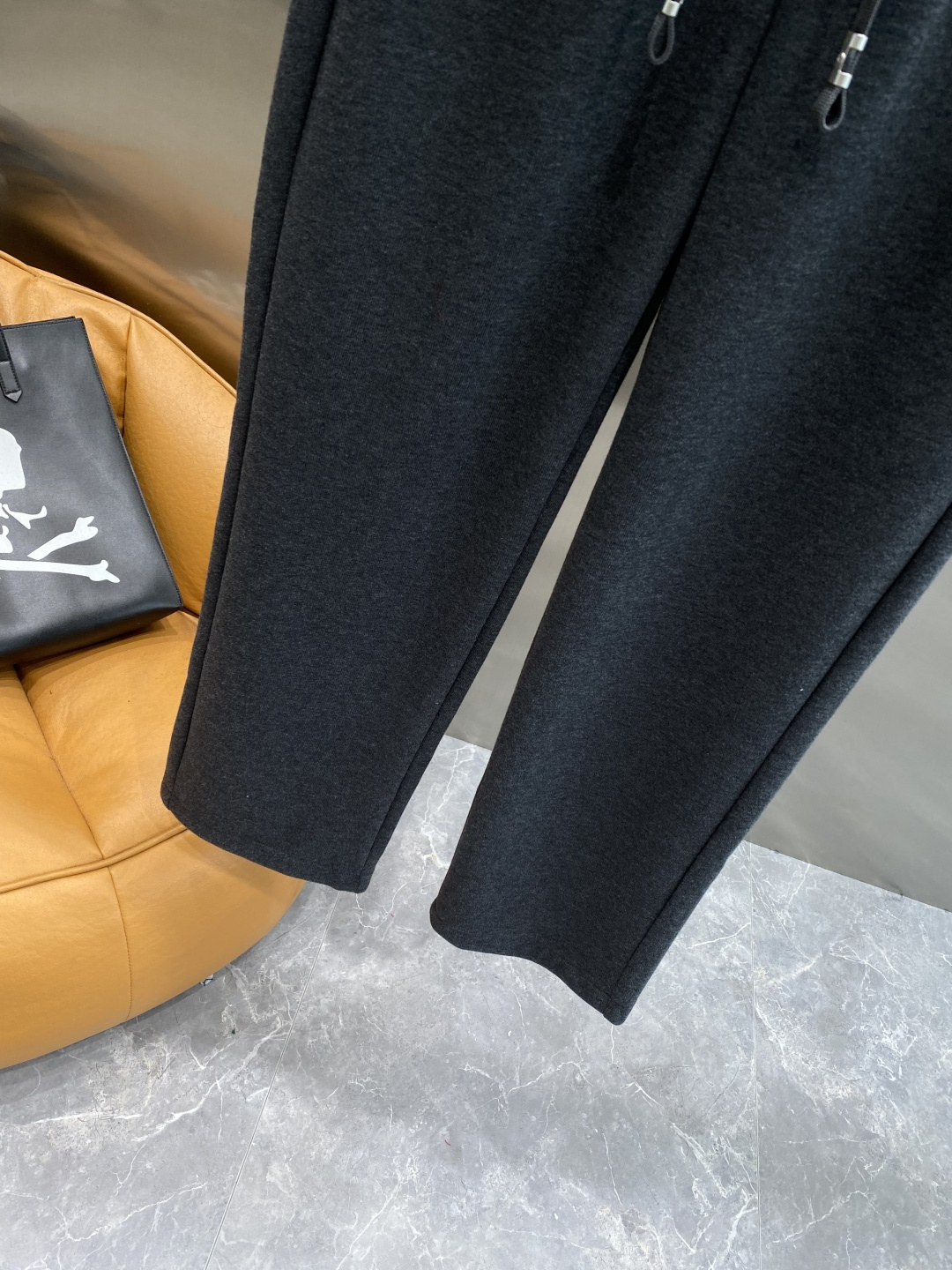 《𝙉𝙚𝙬🤍🖤蒙家》2025秋冬新款休闲裤！官网同步发售。品牌经典LOGO休闲裤 ，舒适度极好，手触感强烈