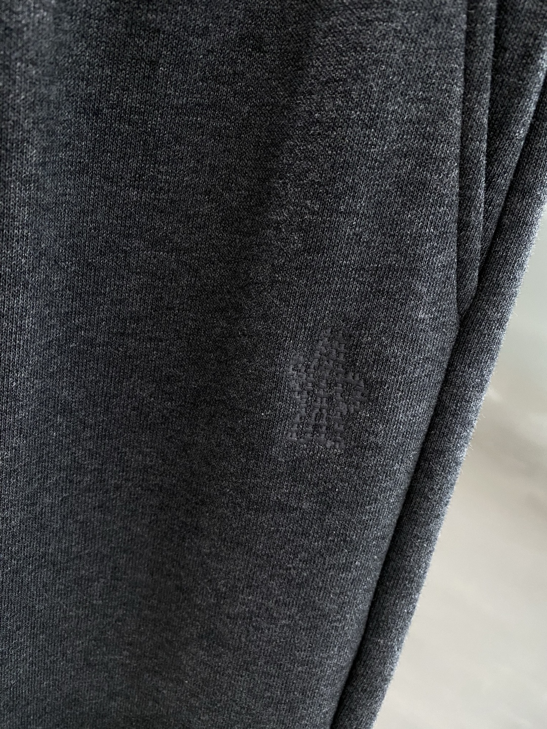 《𝙉𝙚𝙬🤍🖤蒙家》2025秋冬新款休闲裤！官网同步发售。品牌经典LOGO休闲裤 ，舒适度极好，手触感强烈