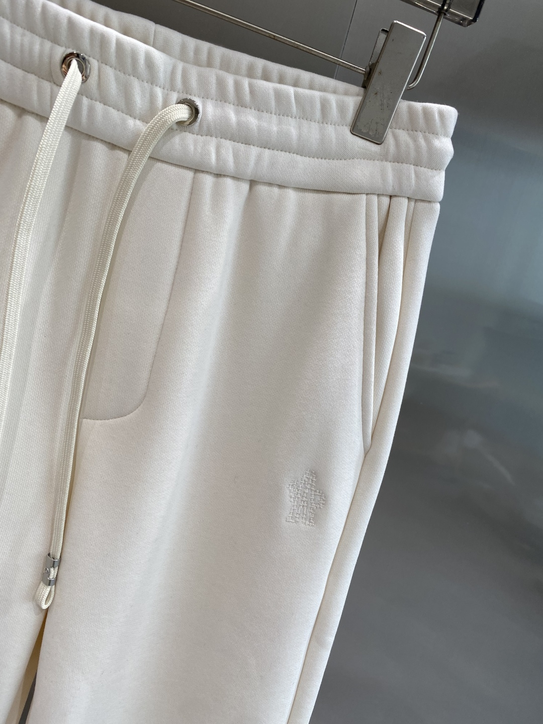 《𝙉𝙚𝙬🤍🖤蒙家》2025秋冬新款休闲裤！官网同步发售。品牌经典LOGO休闲裤 ，舒适度极好，手触感强烈